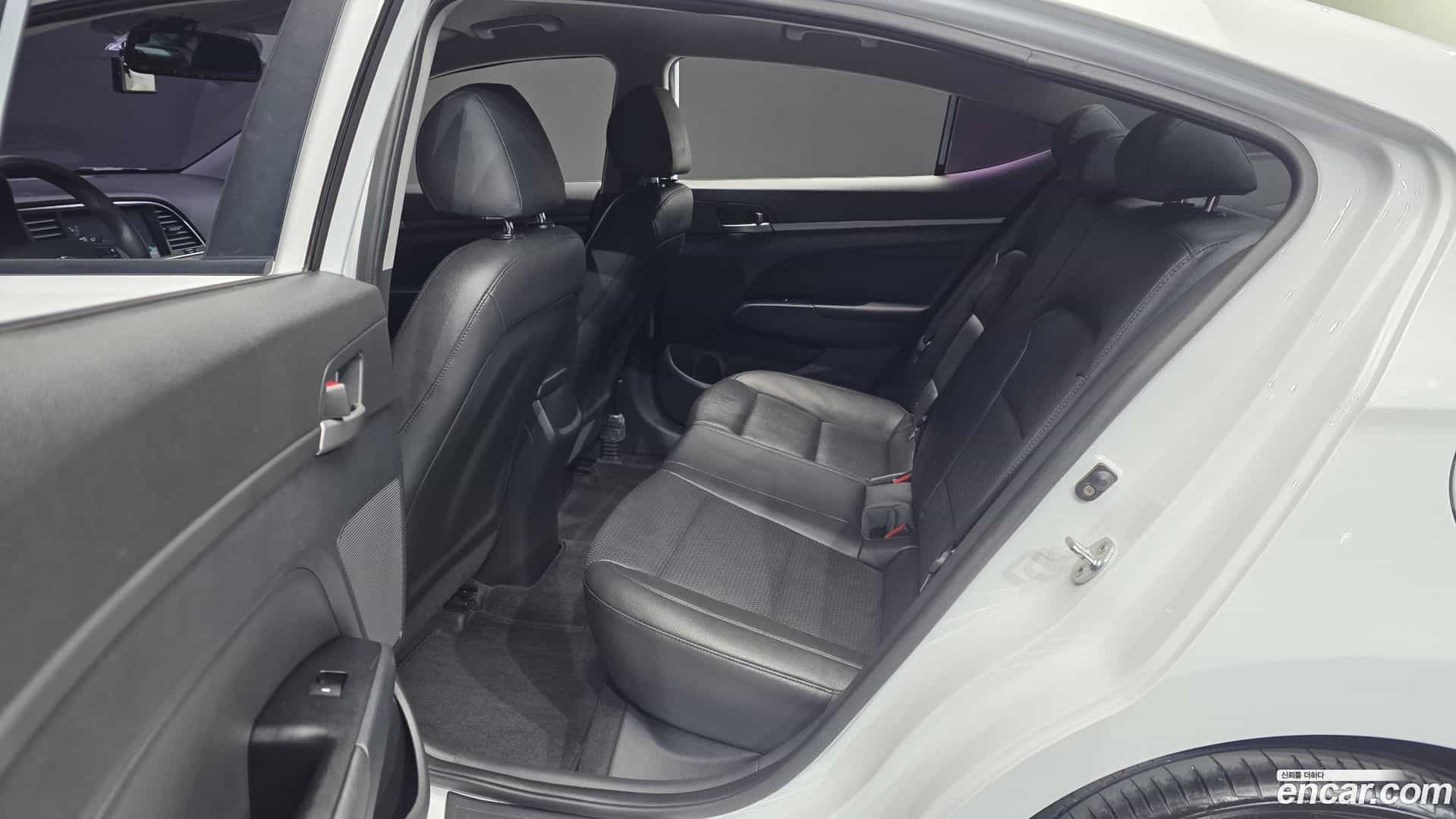 AVANTE Hyundai 2018.6-OPTION-015