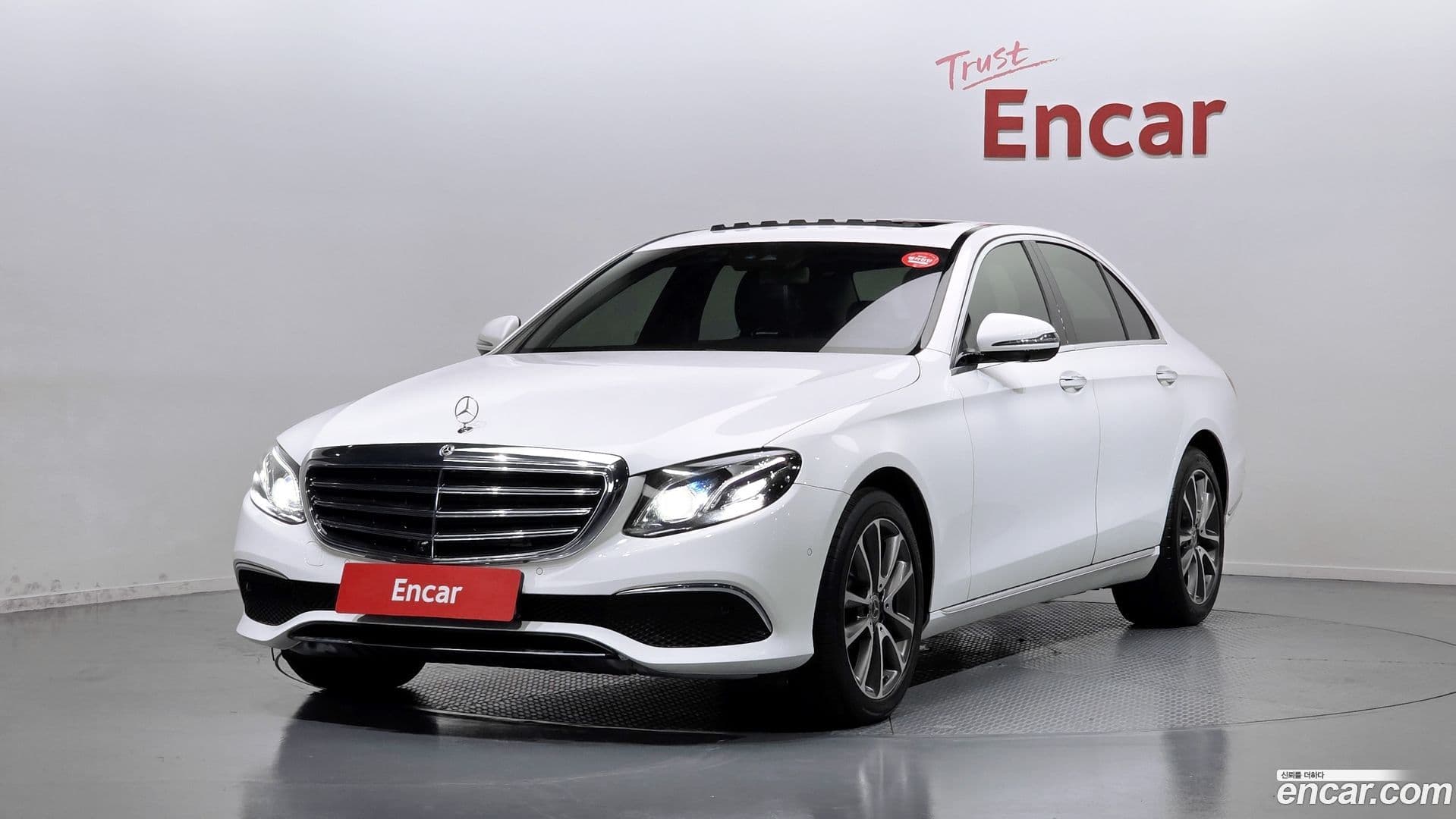 Main__Slider__Photo:E-Class Mercedes-Benz 2017.11-0