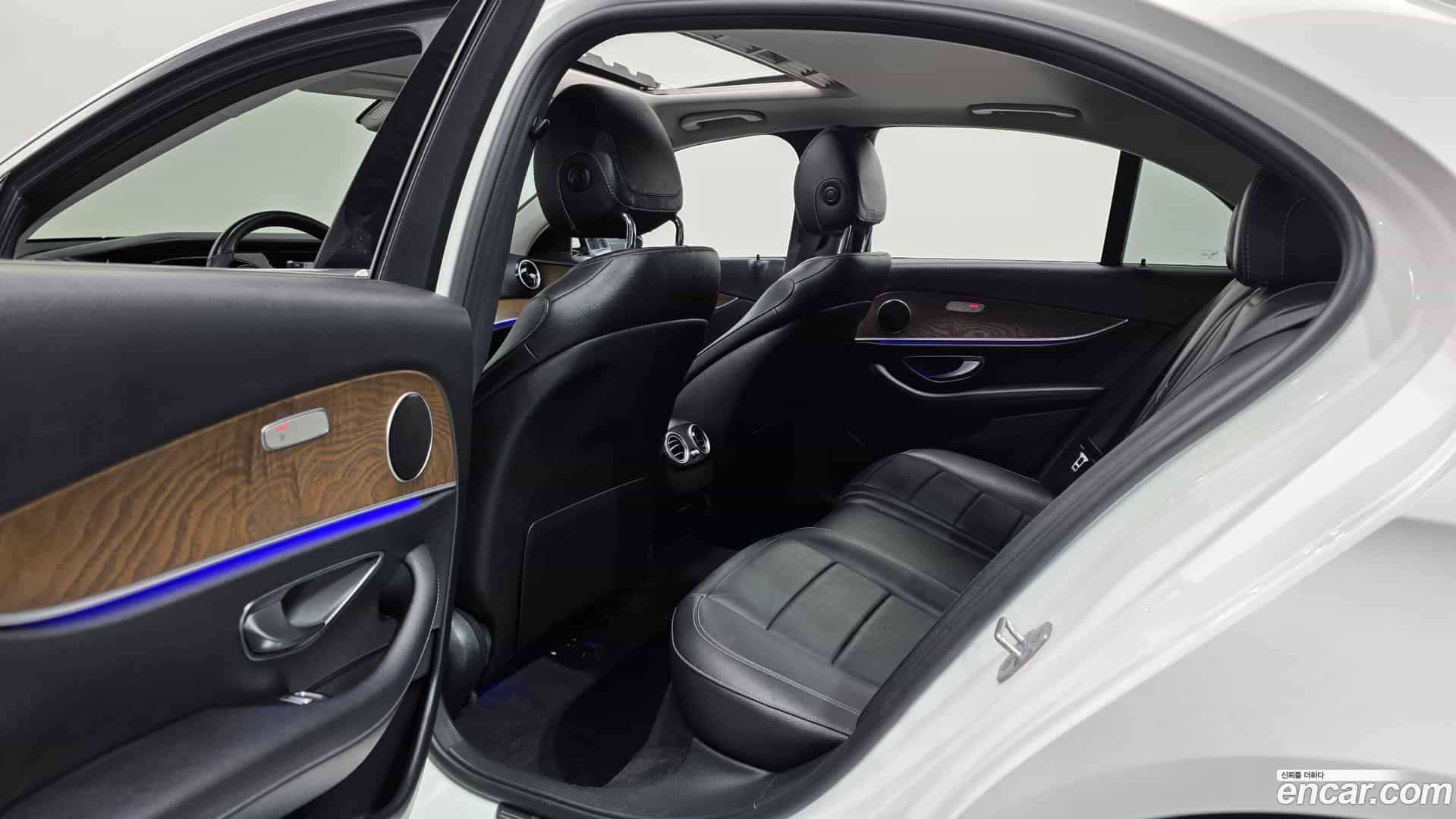 E-Class Mercedes-Benz 2017.11-OPTION-015