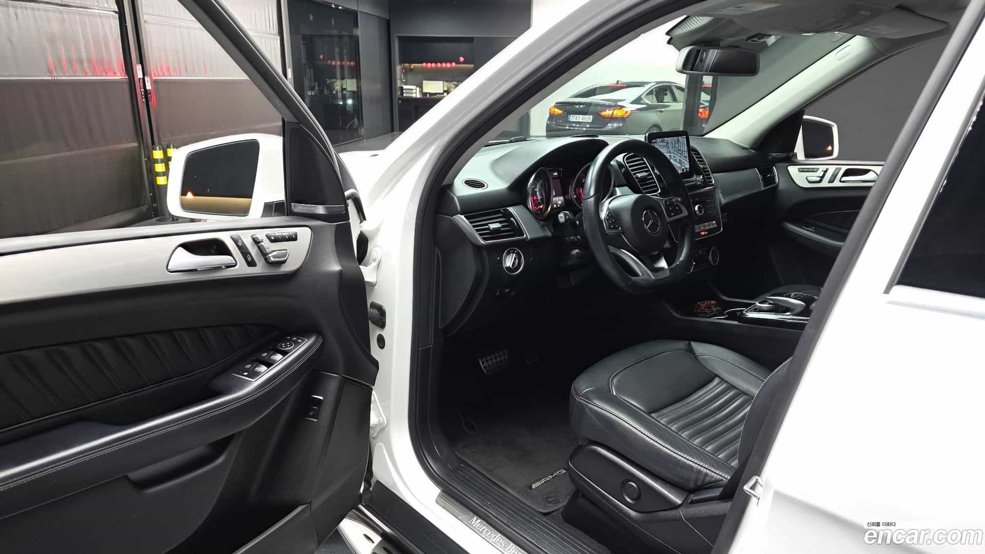GLE-Class Mercedes-Benz 2018.10-INNER-010
