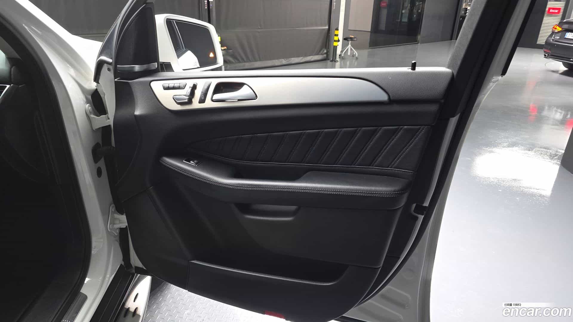GLE-Class Mercedes-Benz 2018.10-INNER-034