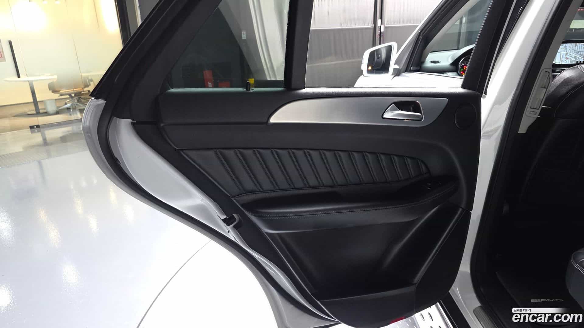 GLE-Class Mercedes-Benz 2018.10-INNER-035