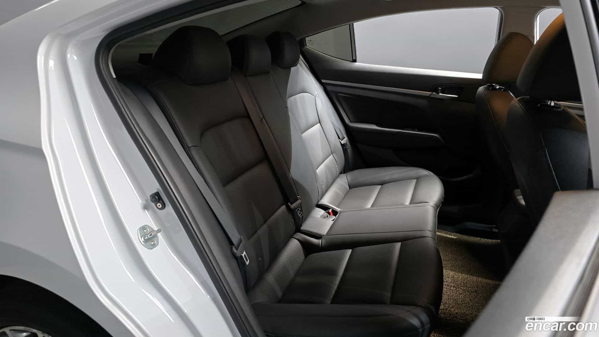 AVANTE Hyundai 2019.7-OPTION-015