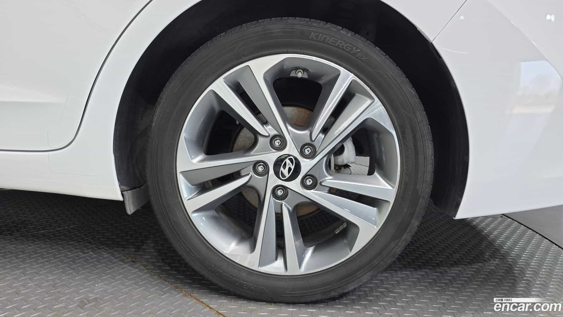 AVANTE Hyundai 2016.1-OUTER-005