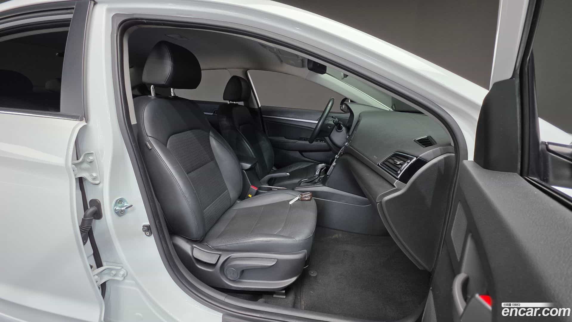 AVANTE Hyundai 2016.1-INNER-010