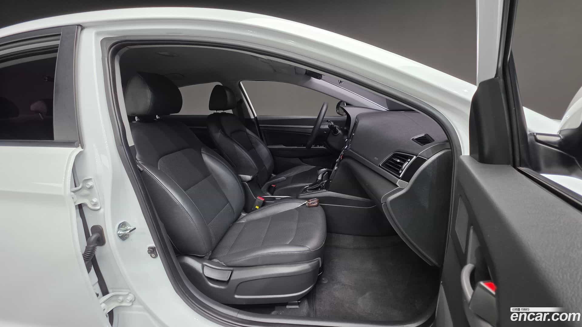 AVANTE Hyundai 2017.0-INNER-010