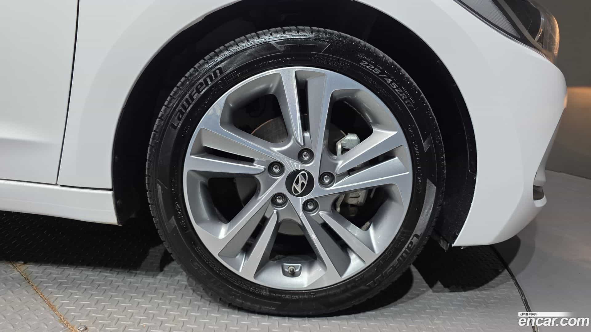 AVANTE Hyundai 2017.0-OUTER-031