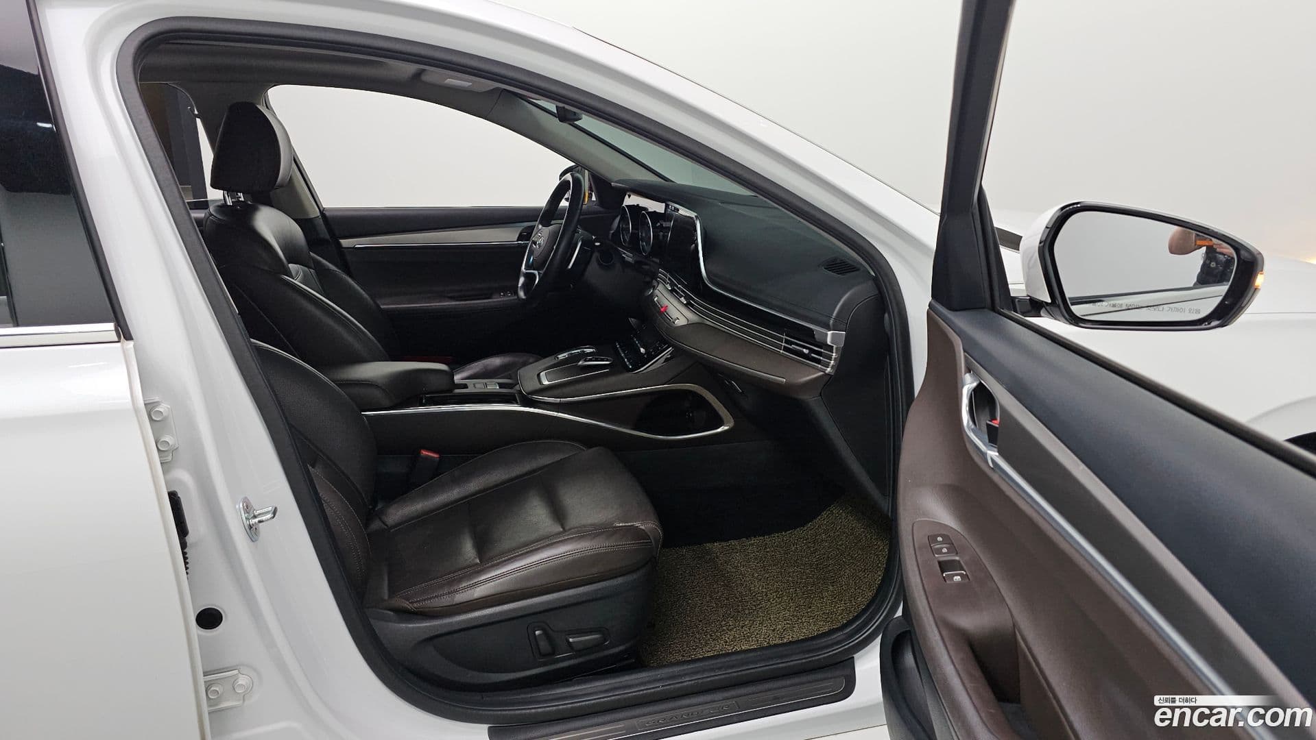 Main__Slider__Photo:Grandeur Hyundai 2020.1-25