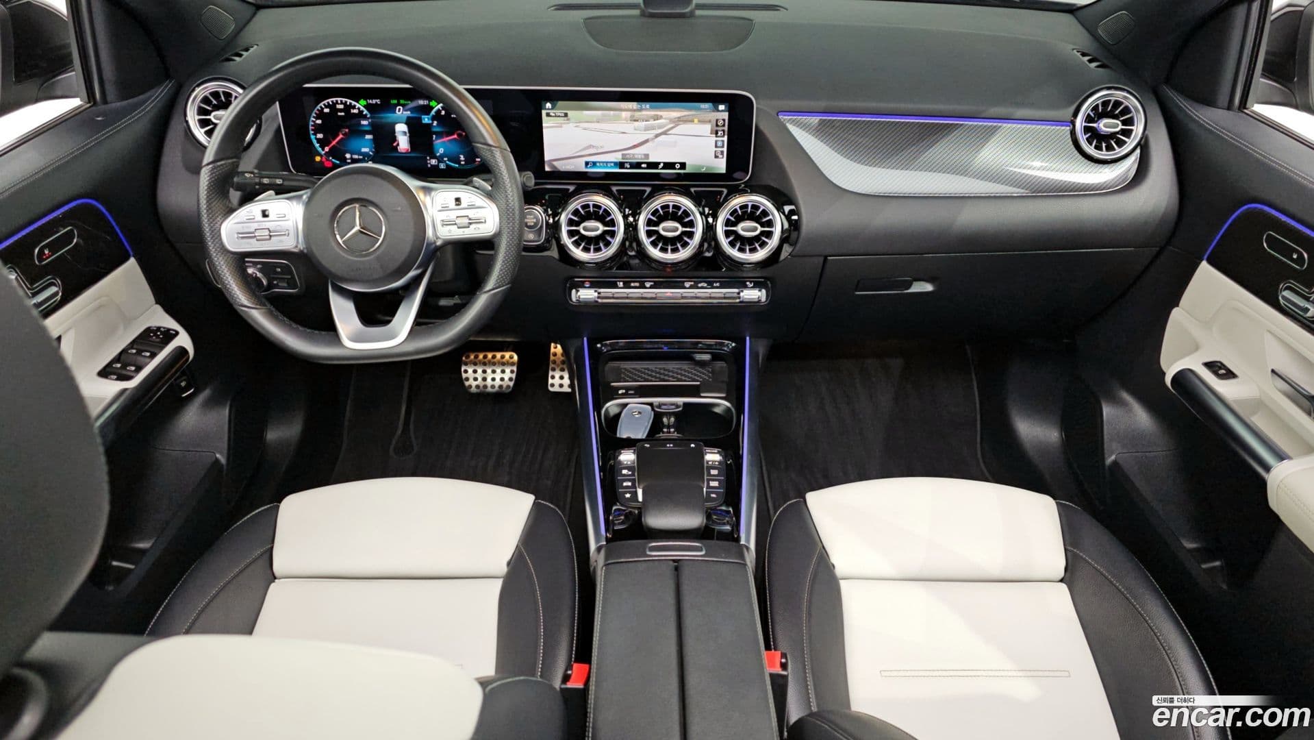 Main__Slider__Photo:GLA-Class Mercedes-Benz 2020.8-6