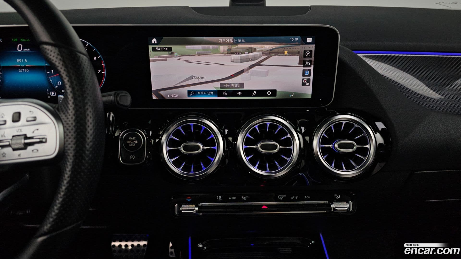 Main__Slider__Photo:GLA-Class Mercedes-Benz 2020.8-13