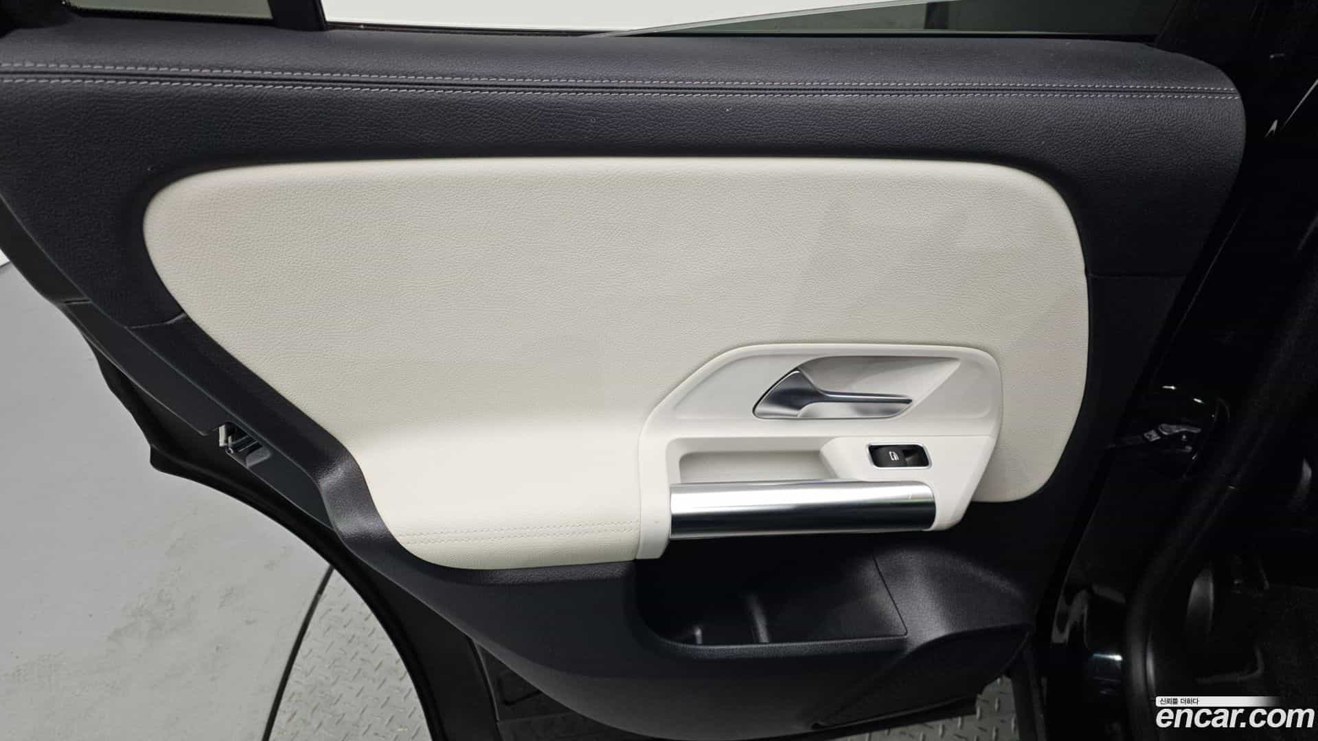 GLA-Class Mercedes-Benz 2020.8-INNER-035