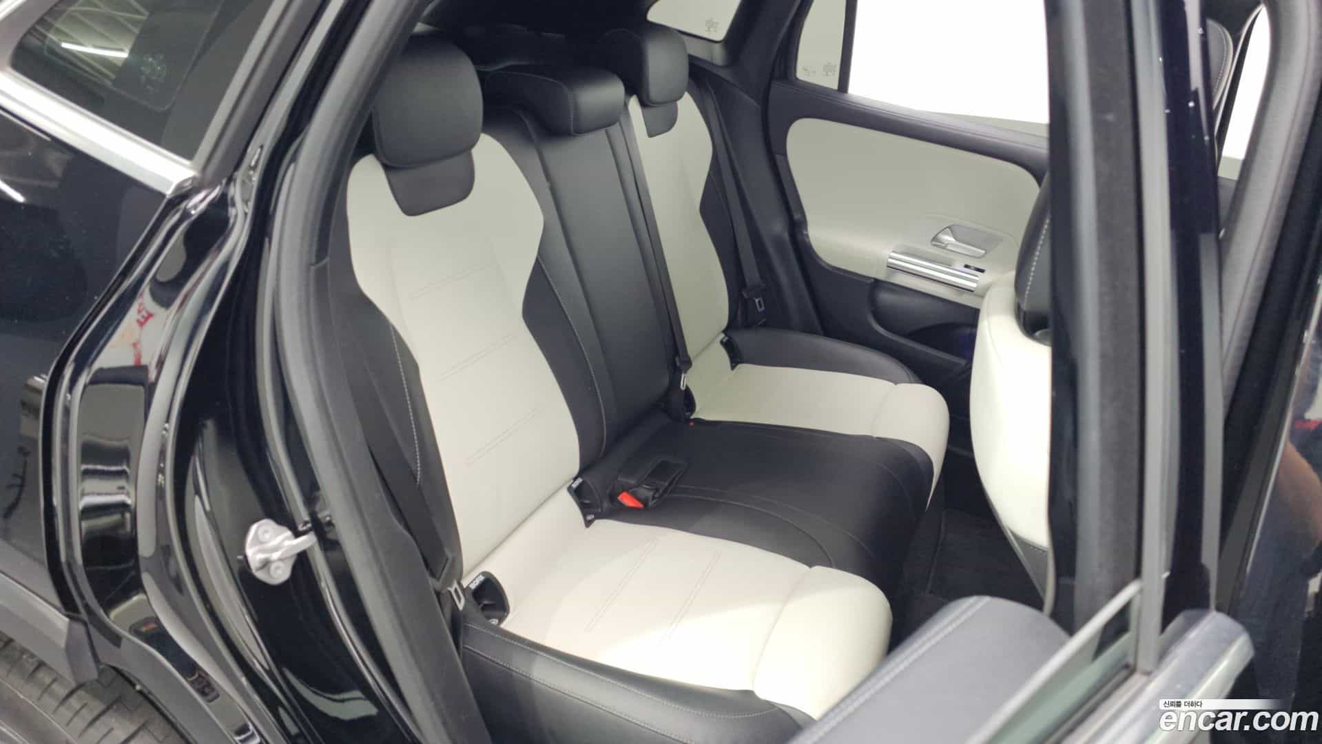 GLA-Class Mercedes-Benz 2020.8-INNER-036