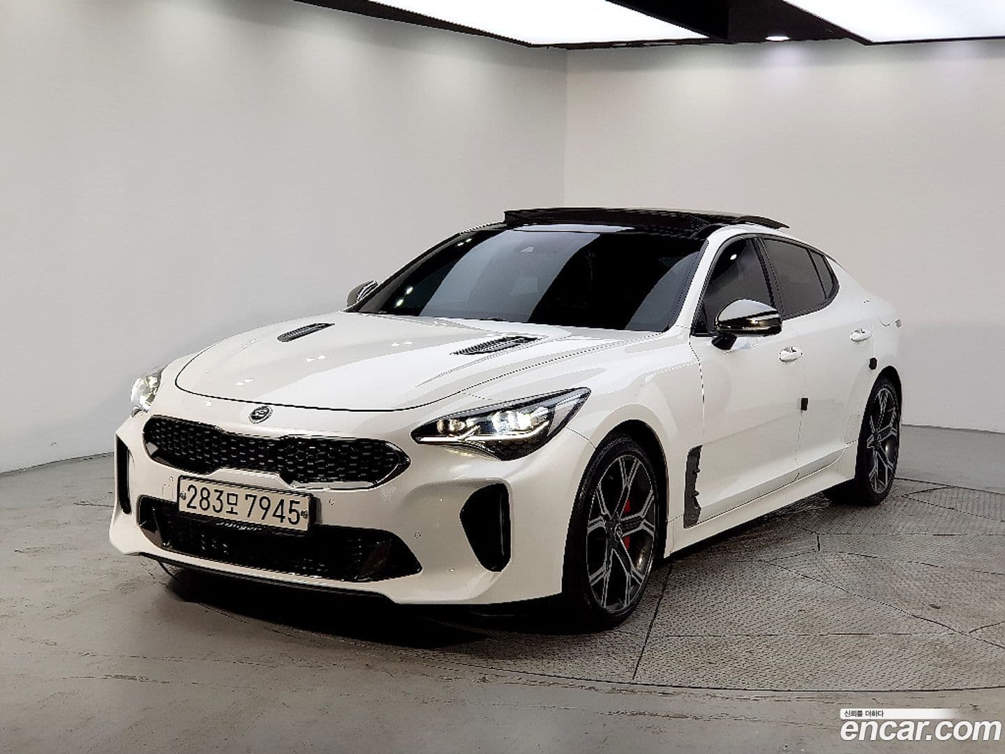 Main__Slider__Photo:Stinger Kia 2017.7-0