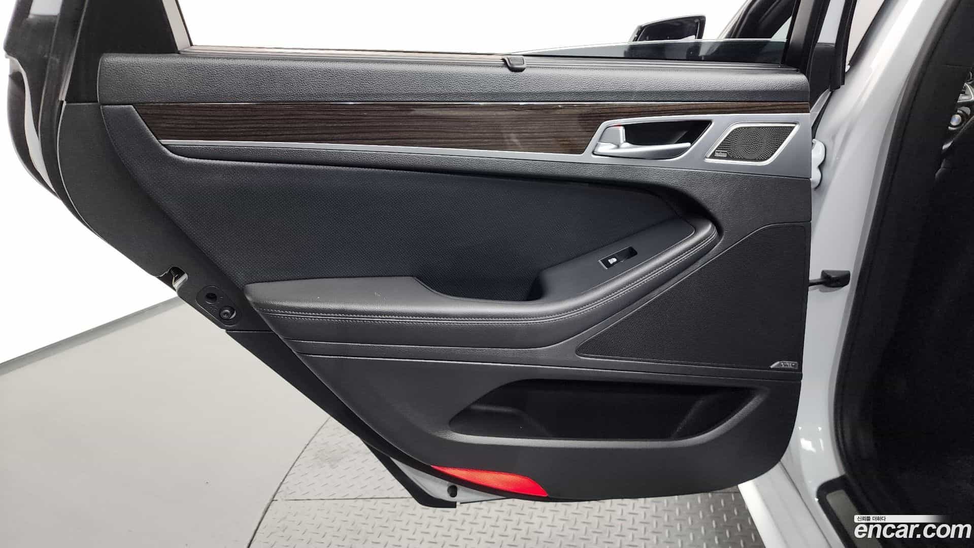 G80 Genesis 2020.0-INNER-035