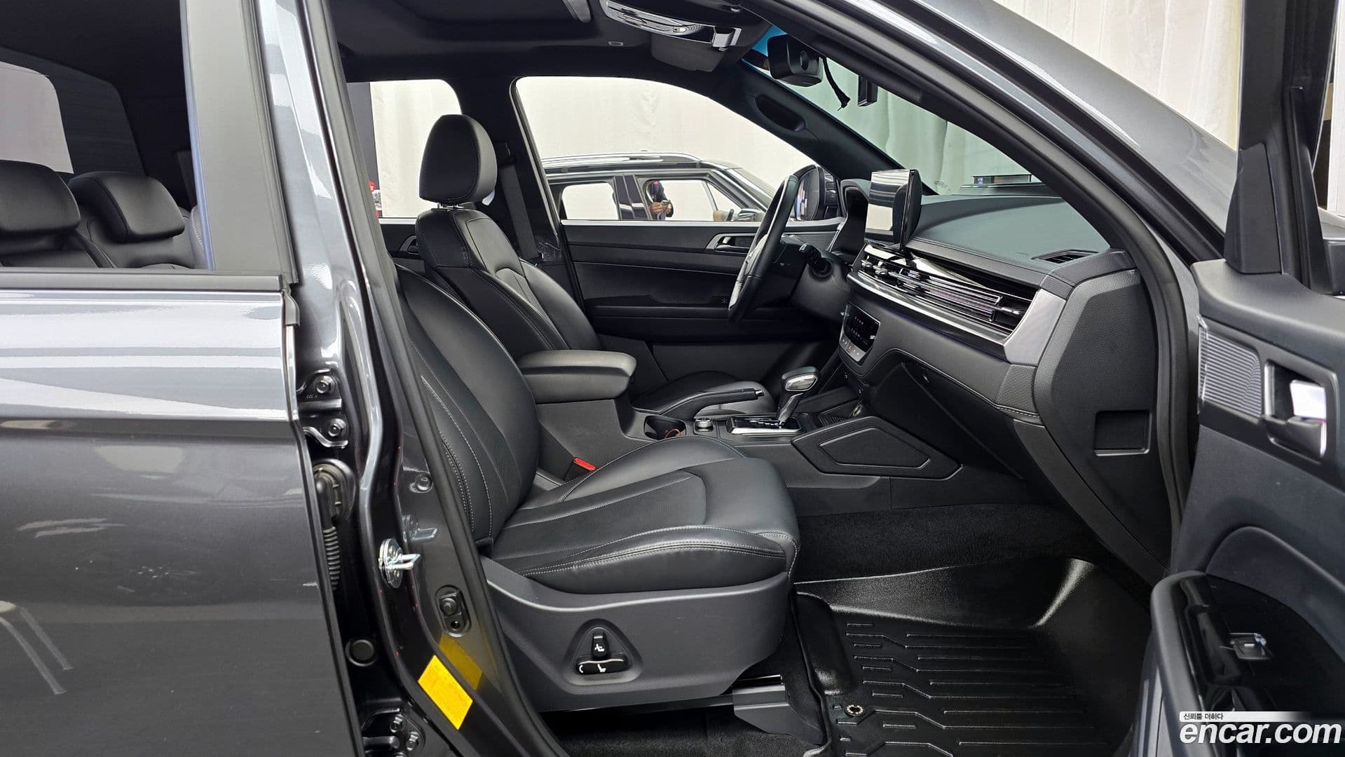 Main__Slider__Photo:Rexton KG Mobility 2023.5-11