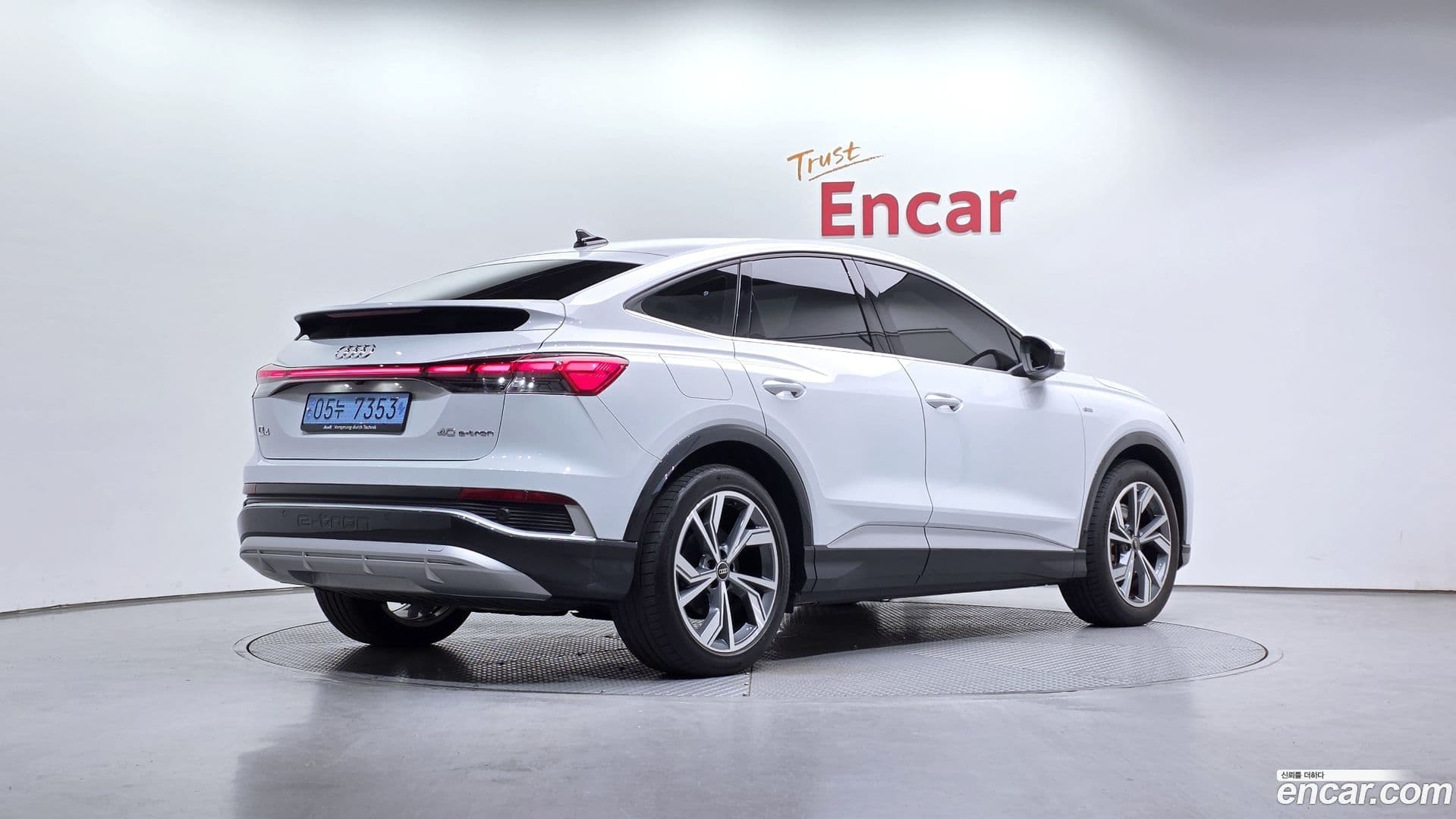 Main__Slider__Photo:Q4 e-tron Audi 2023.11-1