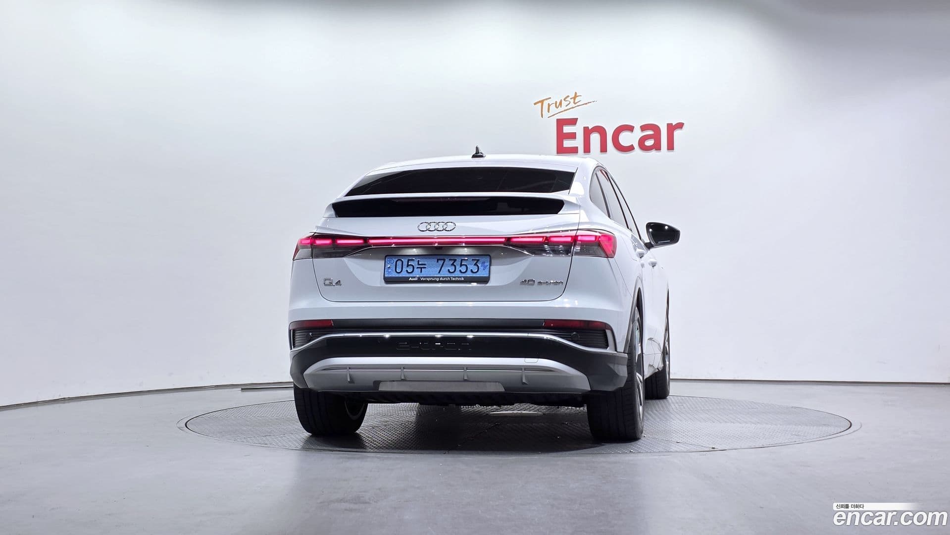 Main__Slider__Photo:Q4 e-tron Audi 2023.11-3