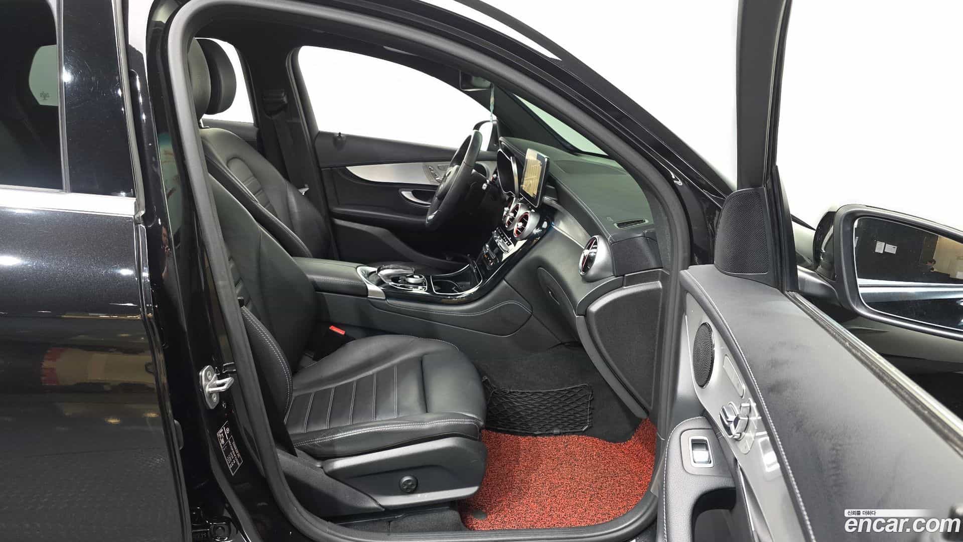 GLC-Class Mercedes-Benz 2017.5-OPTION-015