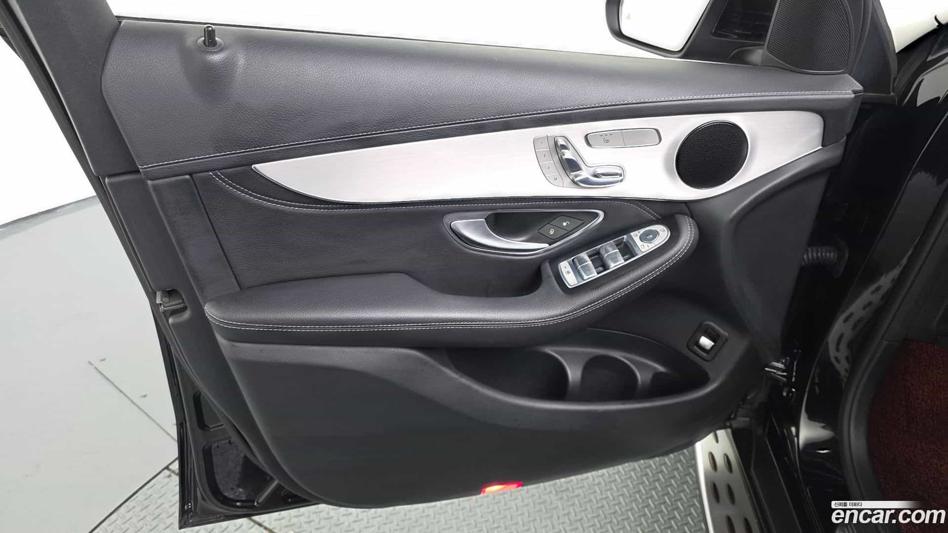 GLC-Class Mercedes-Benz 2017.5-INNER-034