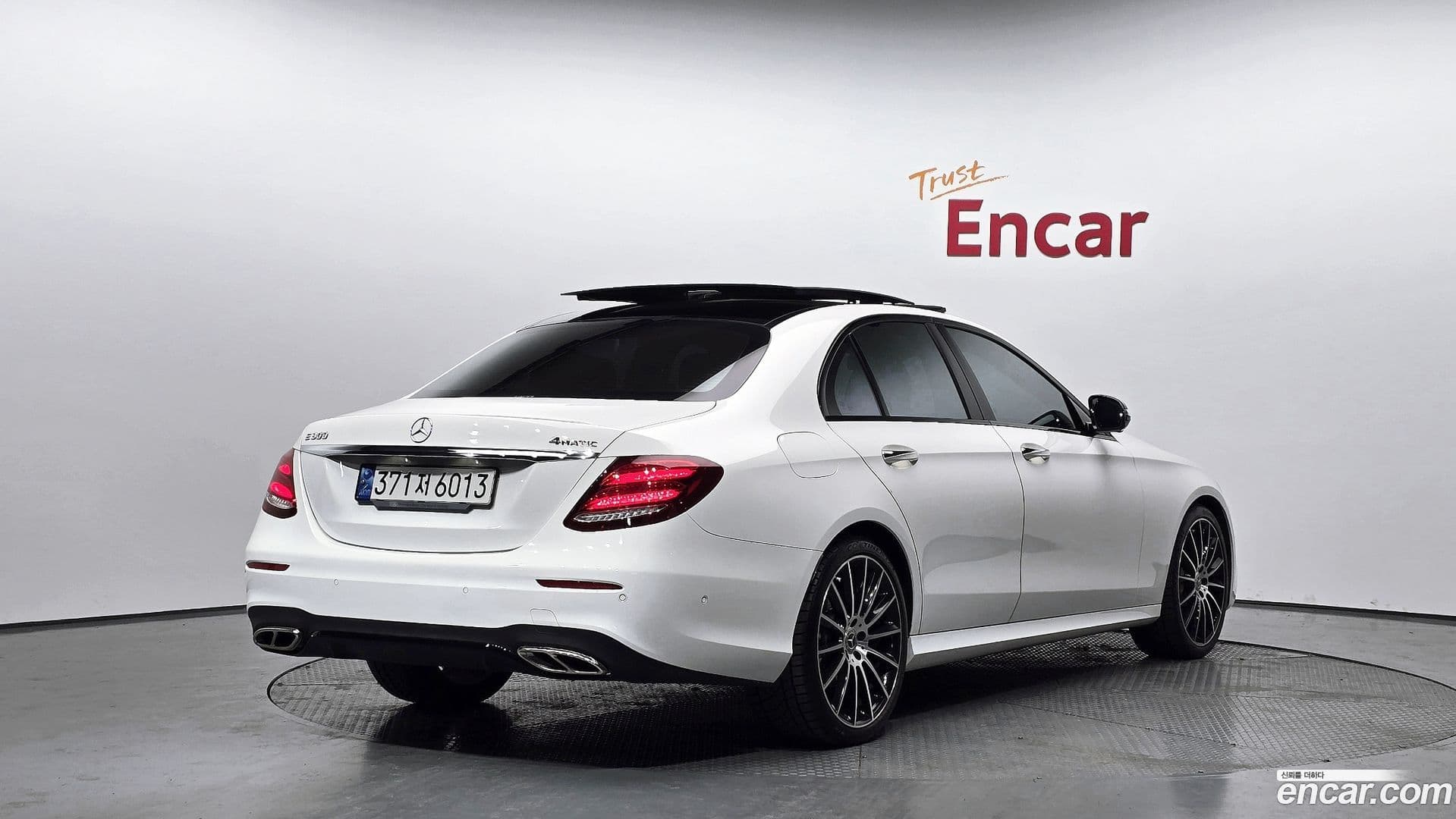 Main__Slider__Photo:E-Class Mercedes-Benz 2019.8-1