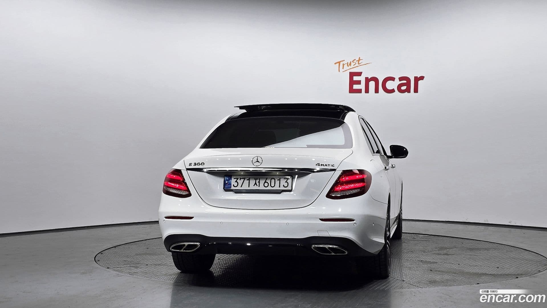 Main__Slider__Photo:E-Class Mercedes-Benz 2019.8-3