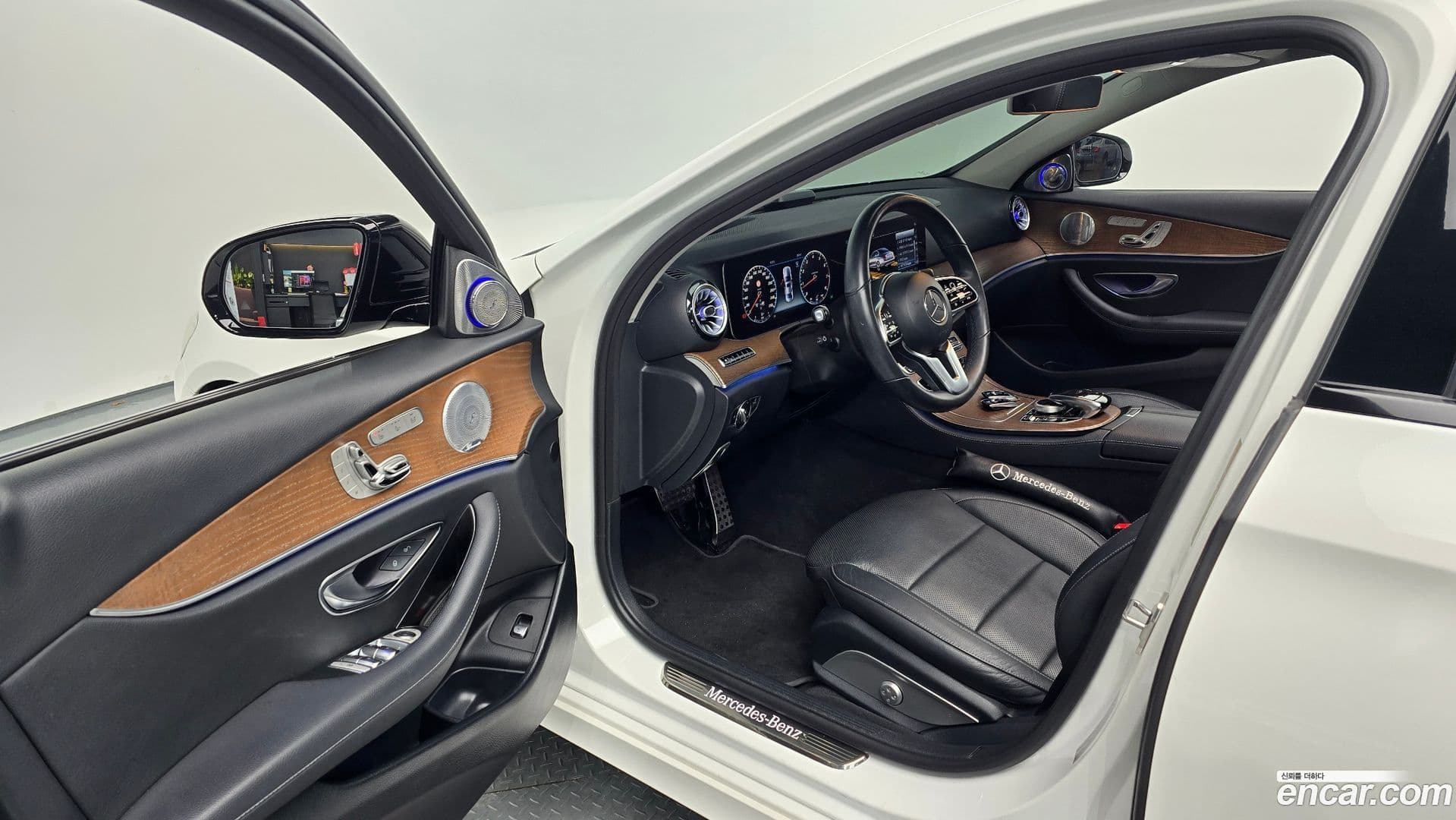 Main__Slider__Photo:E-Class Mercedes-Benz 2019.8-10