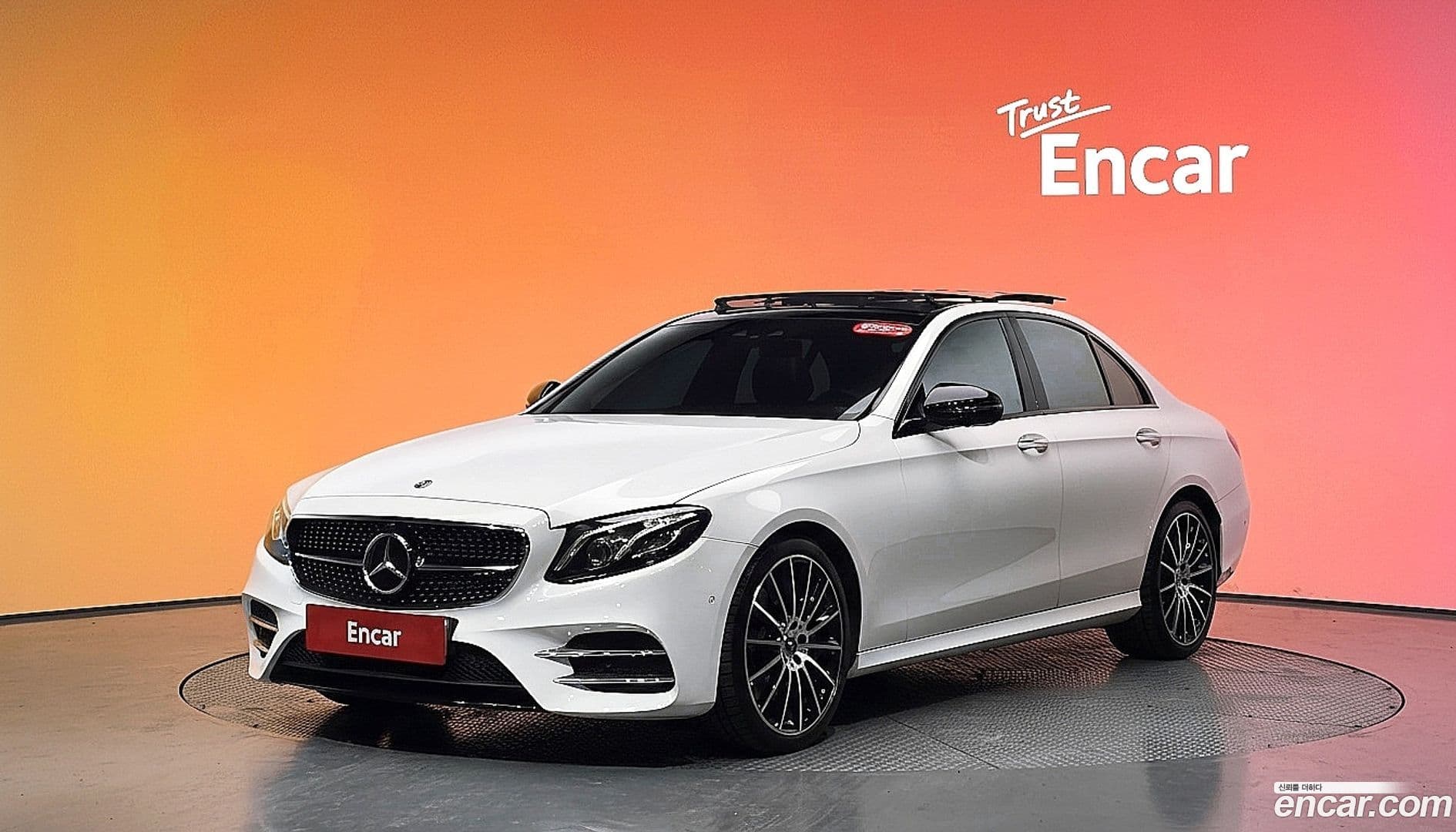 Main__Slider__Photo:E-Class Mercedes-Benz 2019.8-0