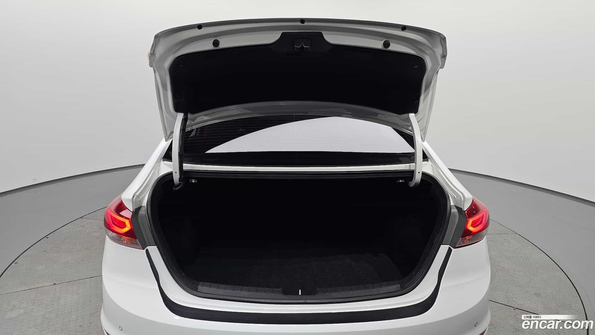 AVANTE Hyundai 2017.10-OPTION-047