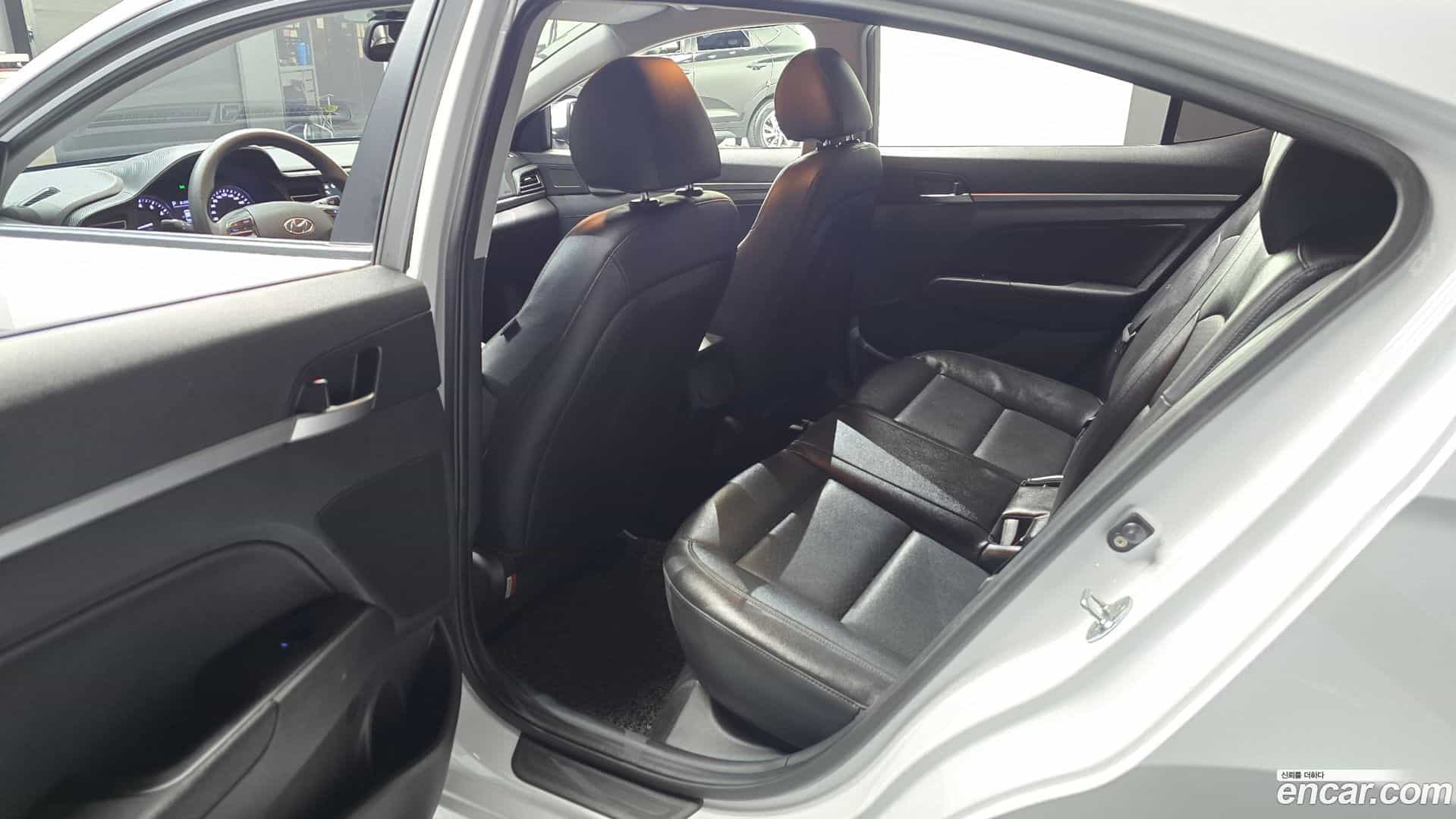 AVANTE Hyundai 2018.11-OPTION-015