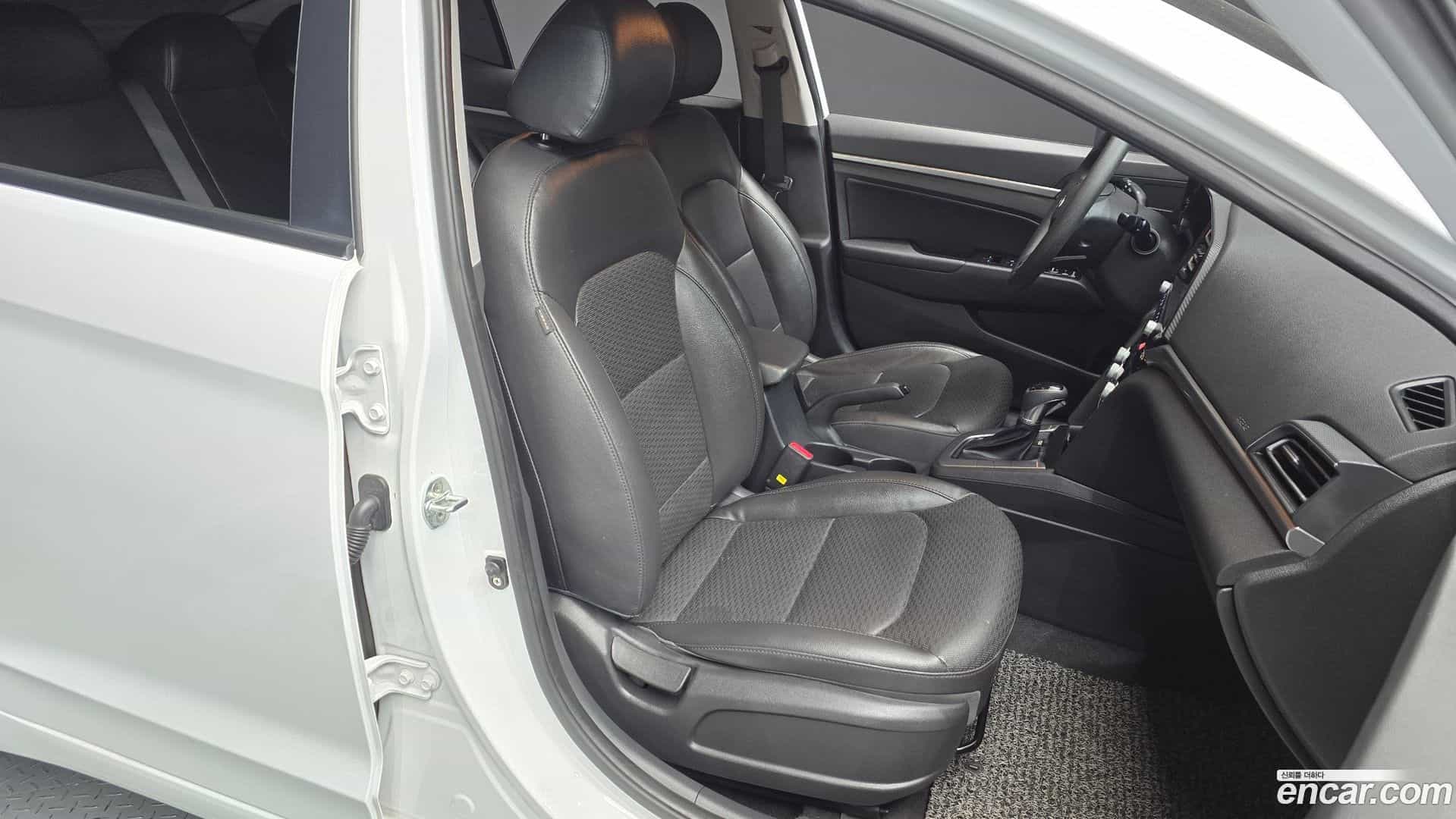 AVANTE Hyundai 2018.11-OPTION-016