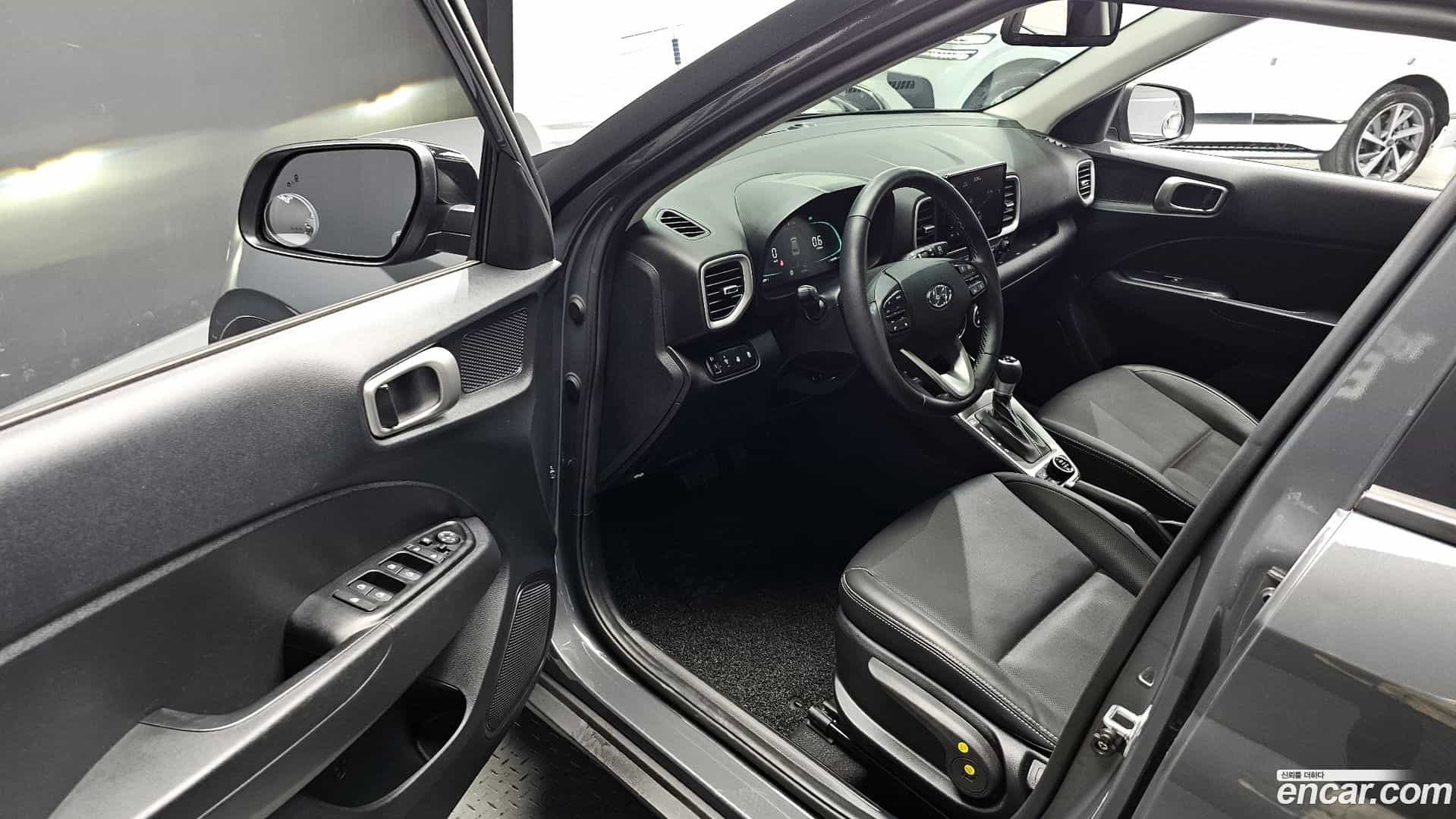 Venue Hyundai 2023.10-INNER-010