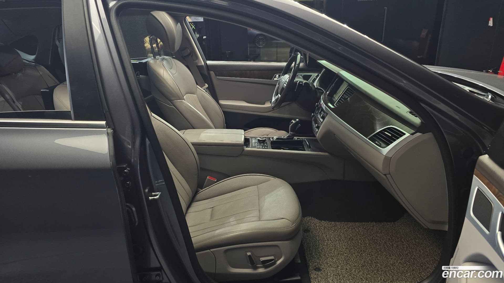 Main__Slider__Photo:Genesis Hyundai 2014.1-25
