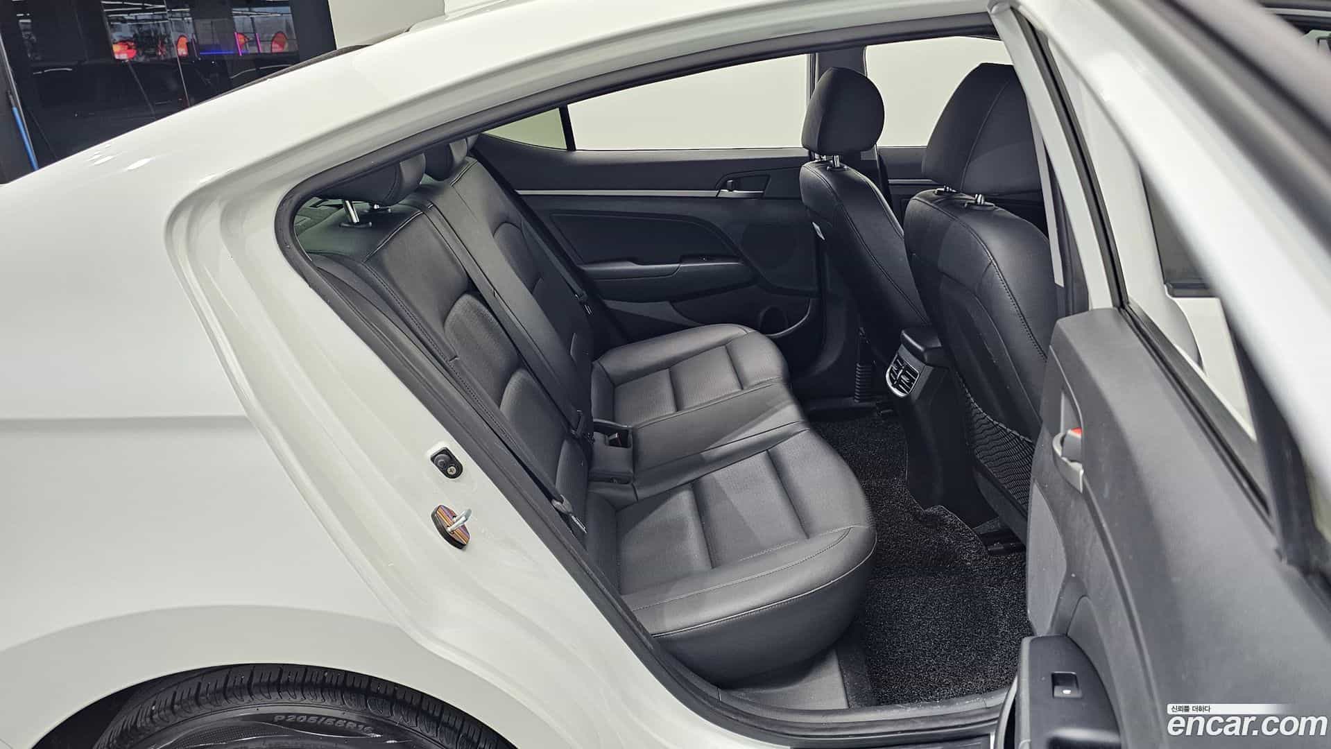AVANTE Hyundai 2016.3-OPTION-016