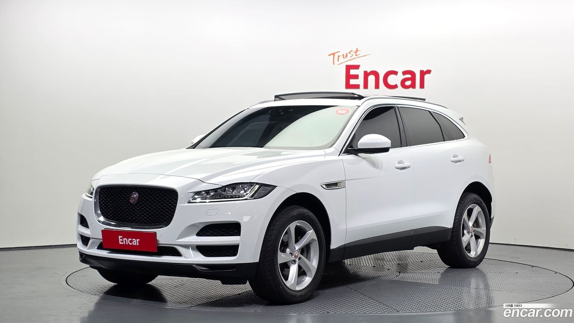 Main__Slider__Photo:F-PACE Jaguar 2019.2-0