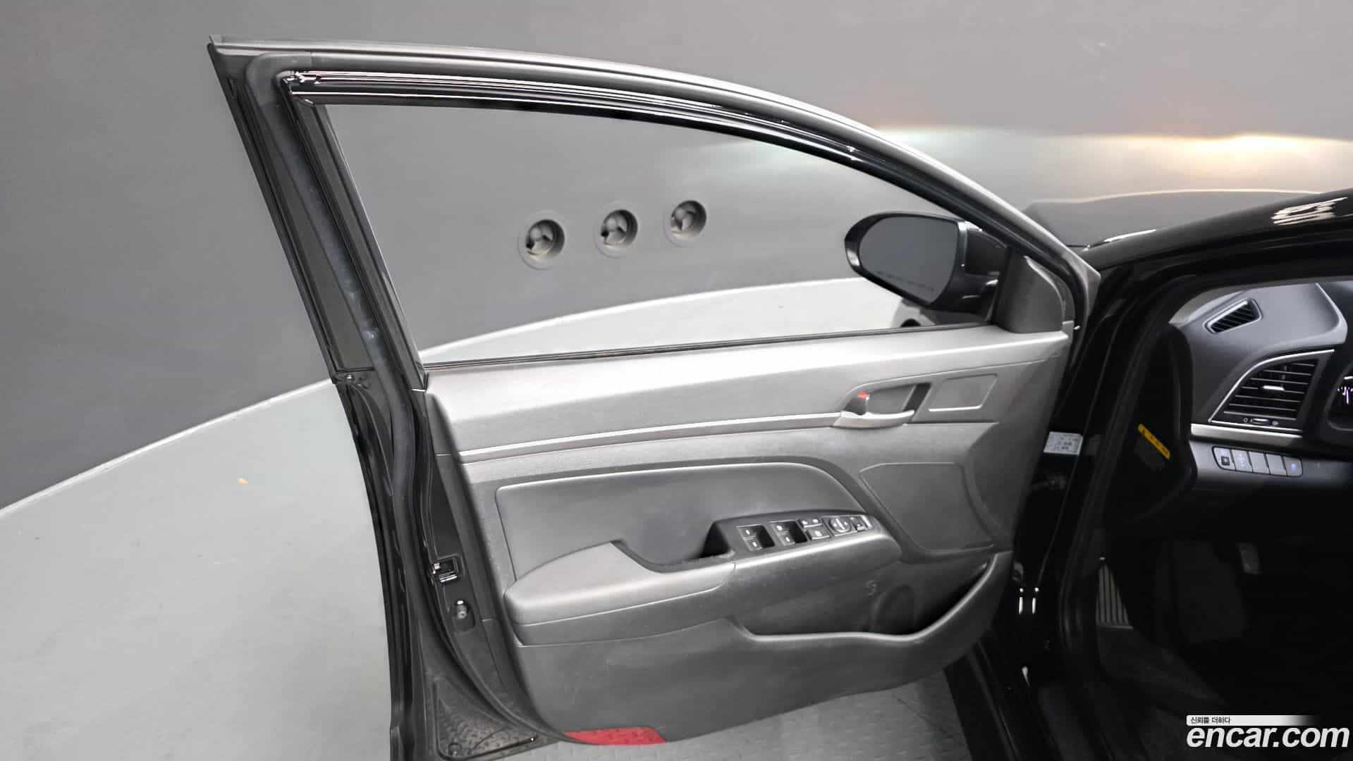 AVANTE Hyundai 2016.2-INNER-034