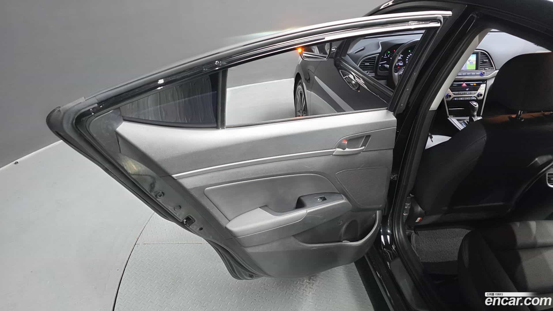 AVANTE Hyundai 2016.2-INNER-035
