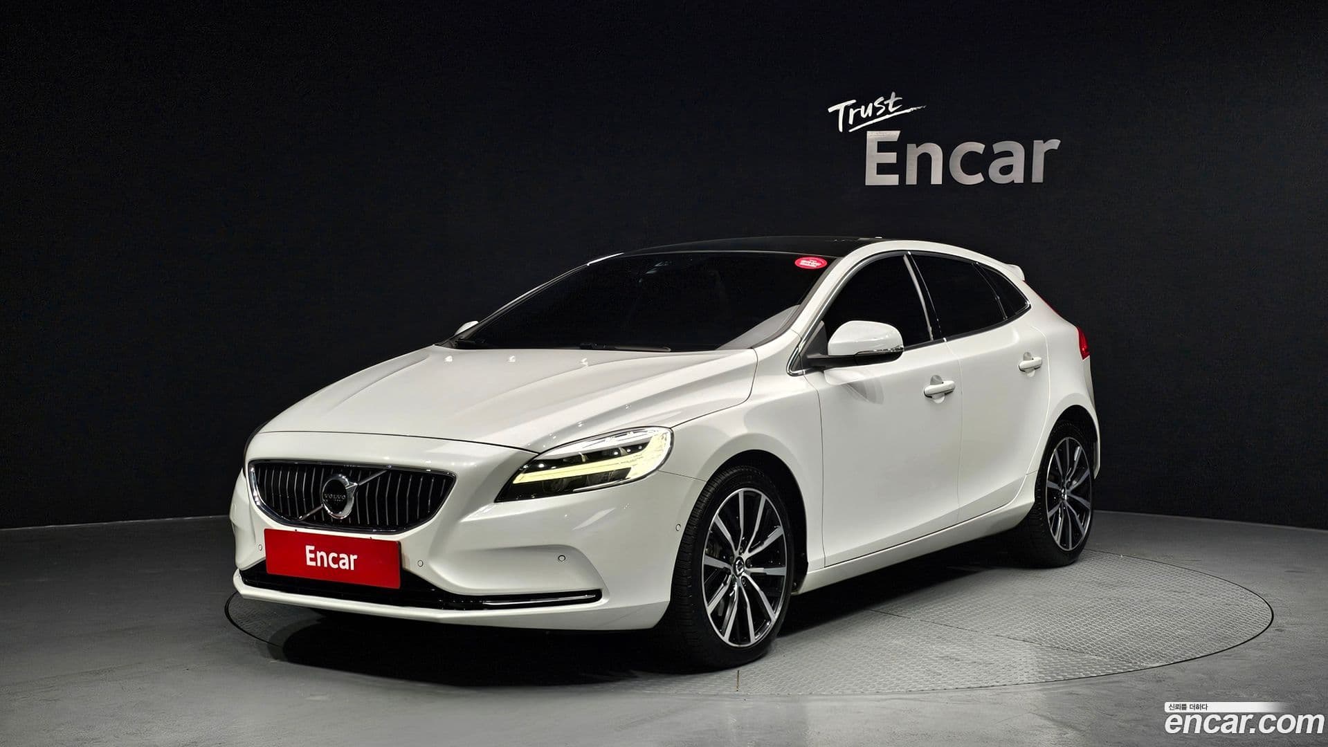 Main__Slider__Photo:V40 Volvo 2018.4-0
