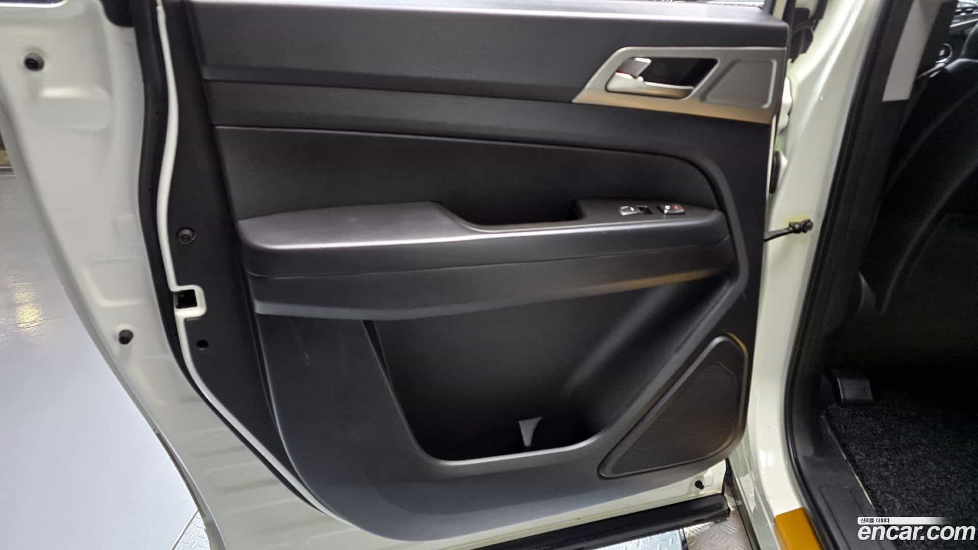 Rexton KG Mobility 2018.0-INNER-035