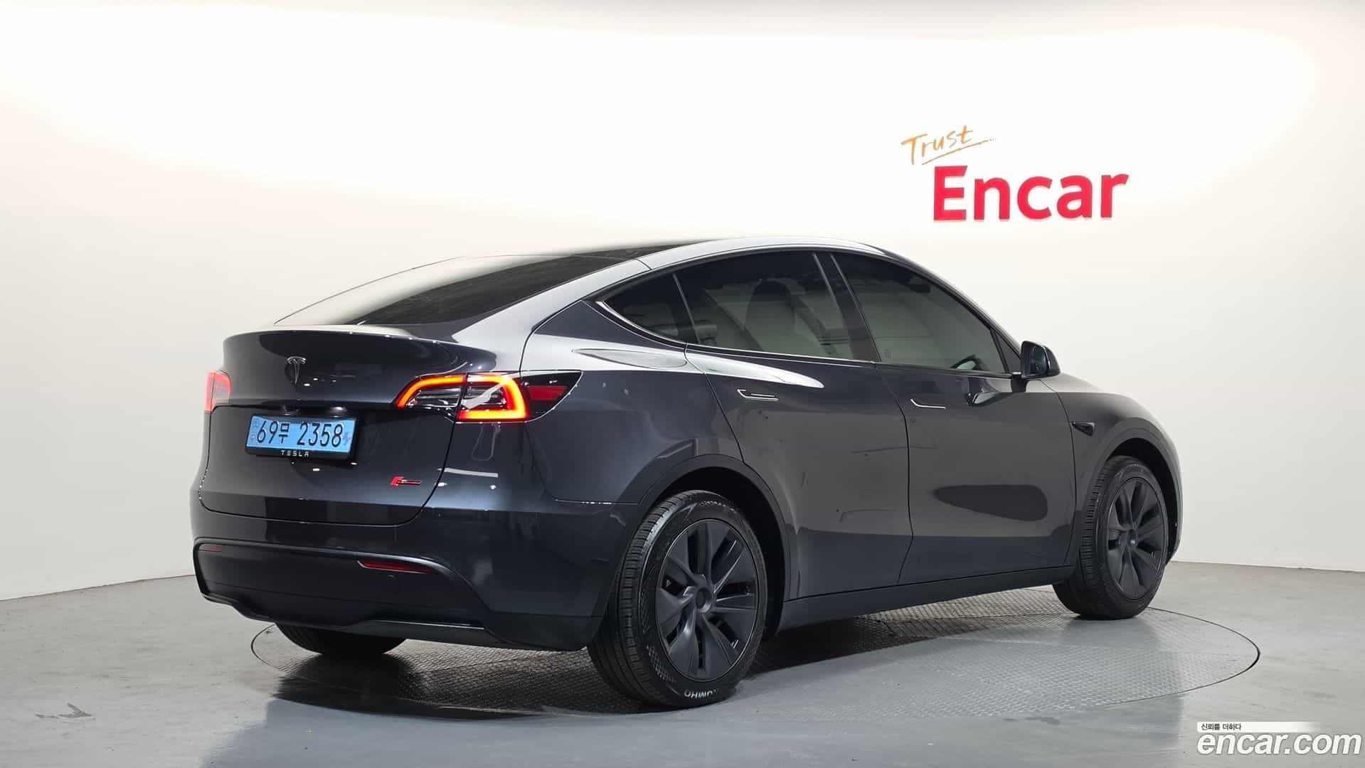 Model Y Tesla 2025.1-OUTER-002