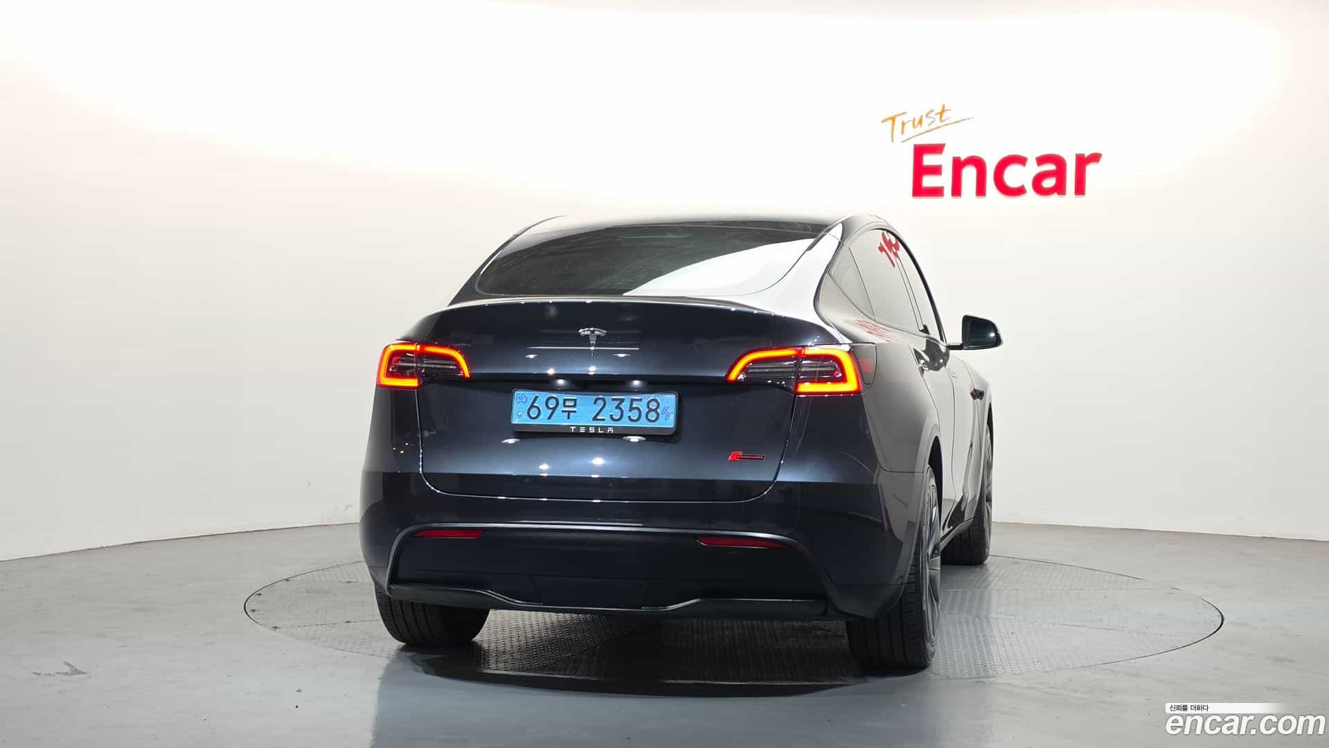 Model Y Tesla 2025.1-OUTER-004