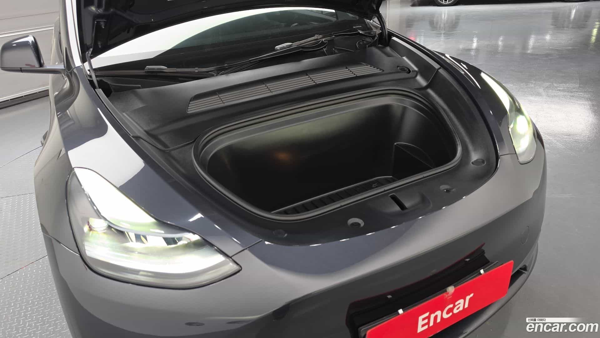 Model Y Tesla 2025.1-OUTER-006