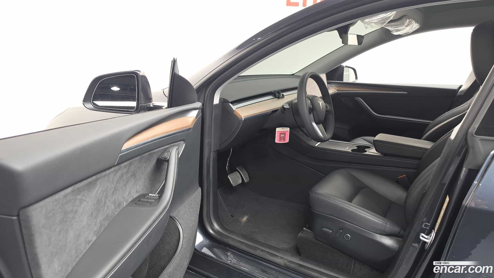 Model Y Tesla 2025.1-INNER-010