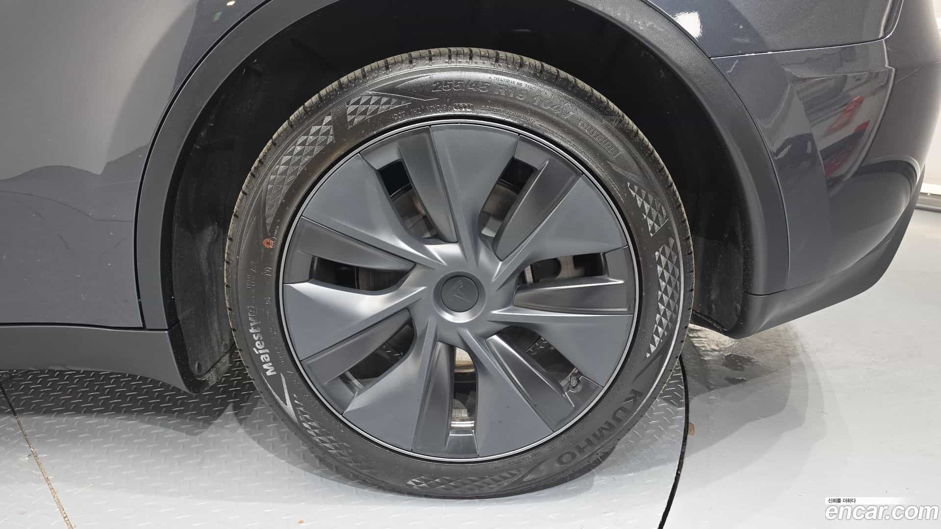 Model Y Tesla 2025.1-OUTER-031