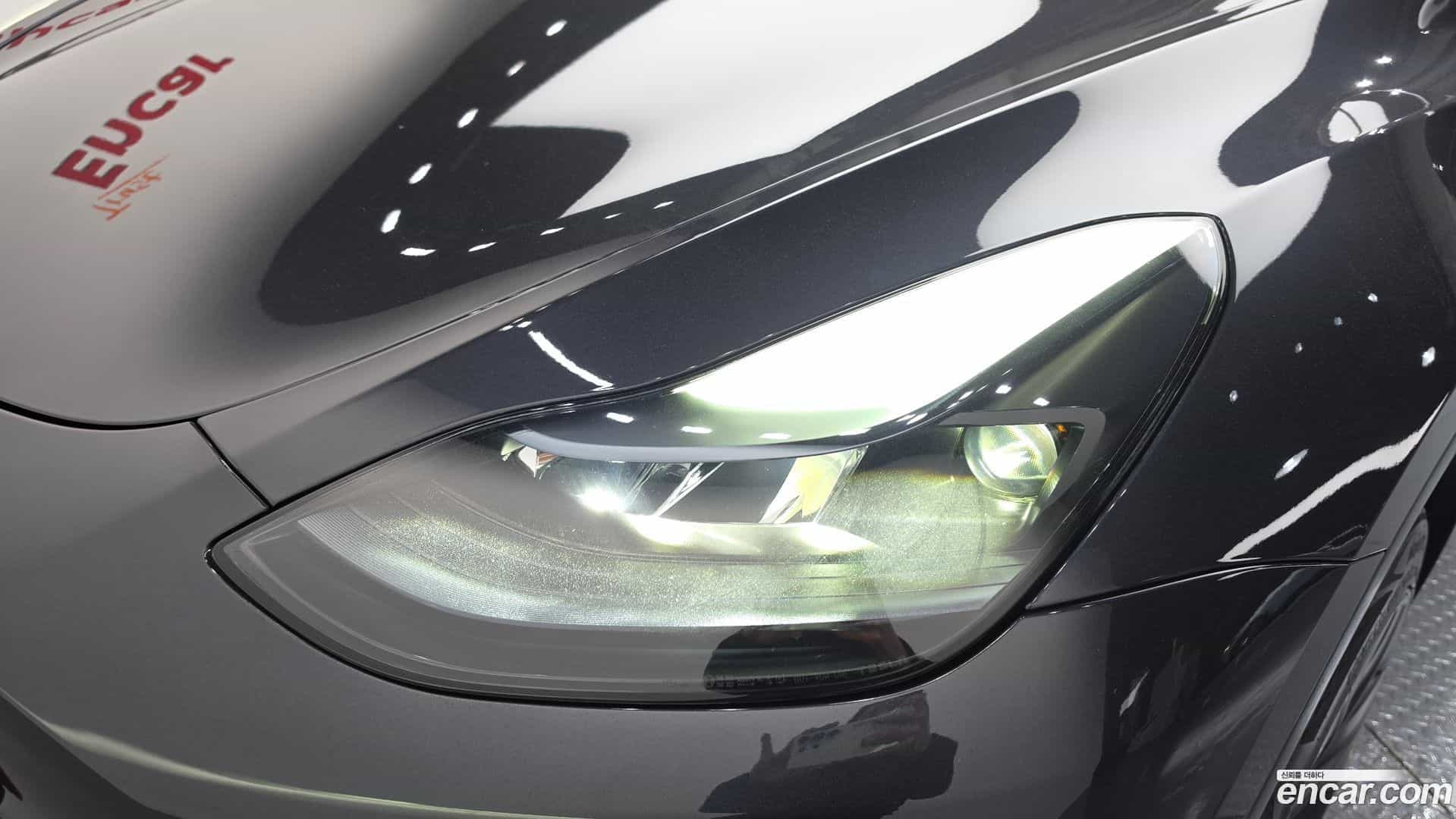 Model Y Tesla 2025.1-OUTER-032