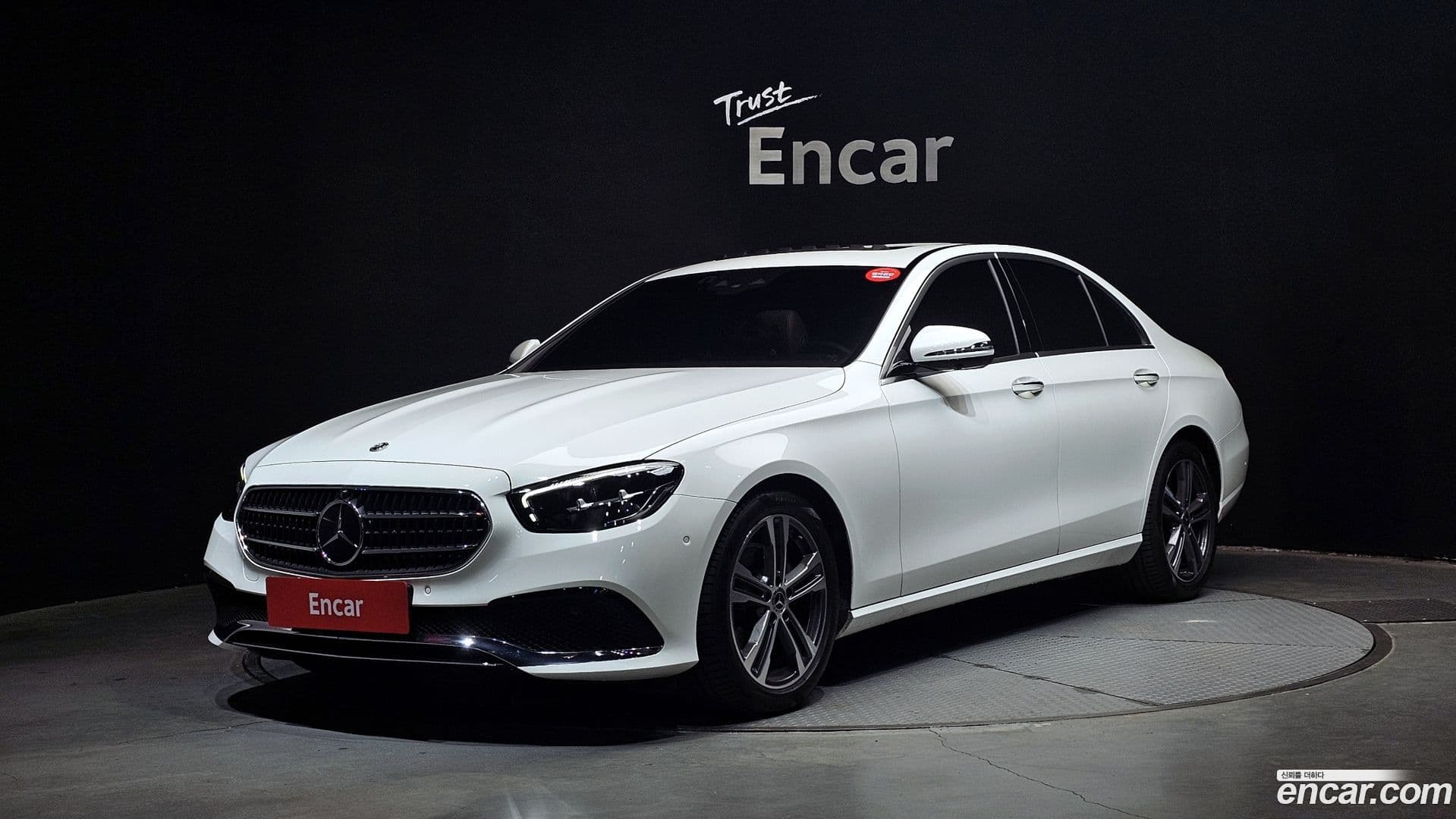 Main__Slider__Photo:E-Class Mercedes-Benz 2023.8-0