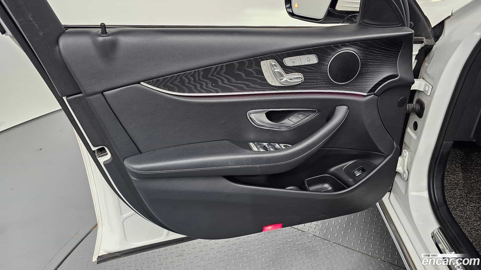 E-Class Mercedes-Benz 2019.0-INNER-034