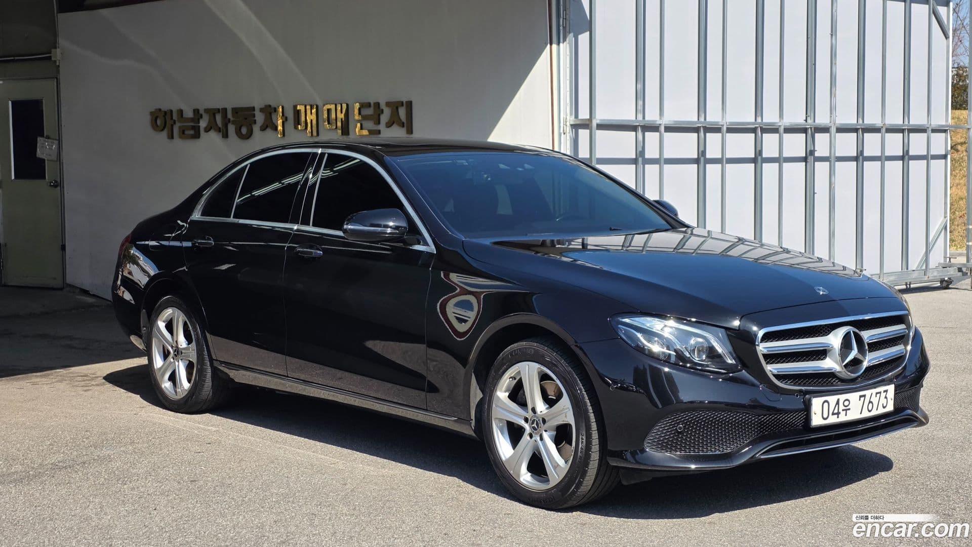 Main__Slider__Photo:E-Class Mercedes-Benz 2017.5-0
