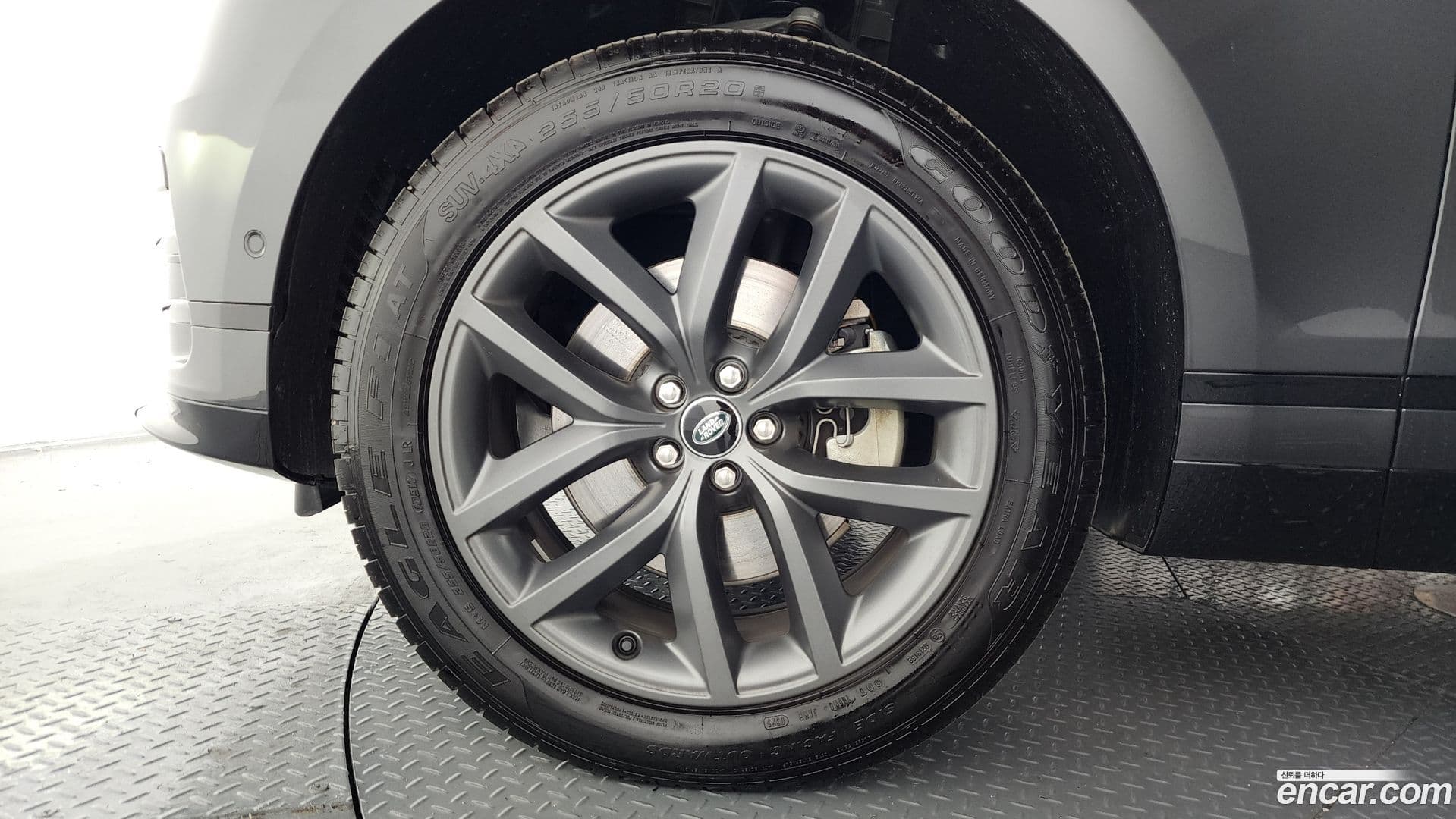 Main__Slider__Photo:Range Rover Velar Land Rover 2025.7-4