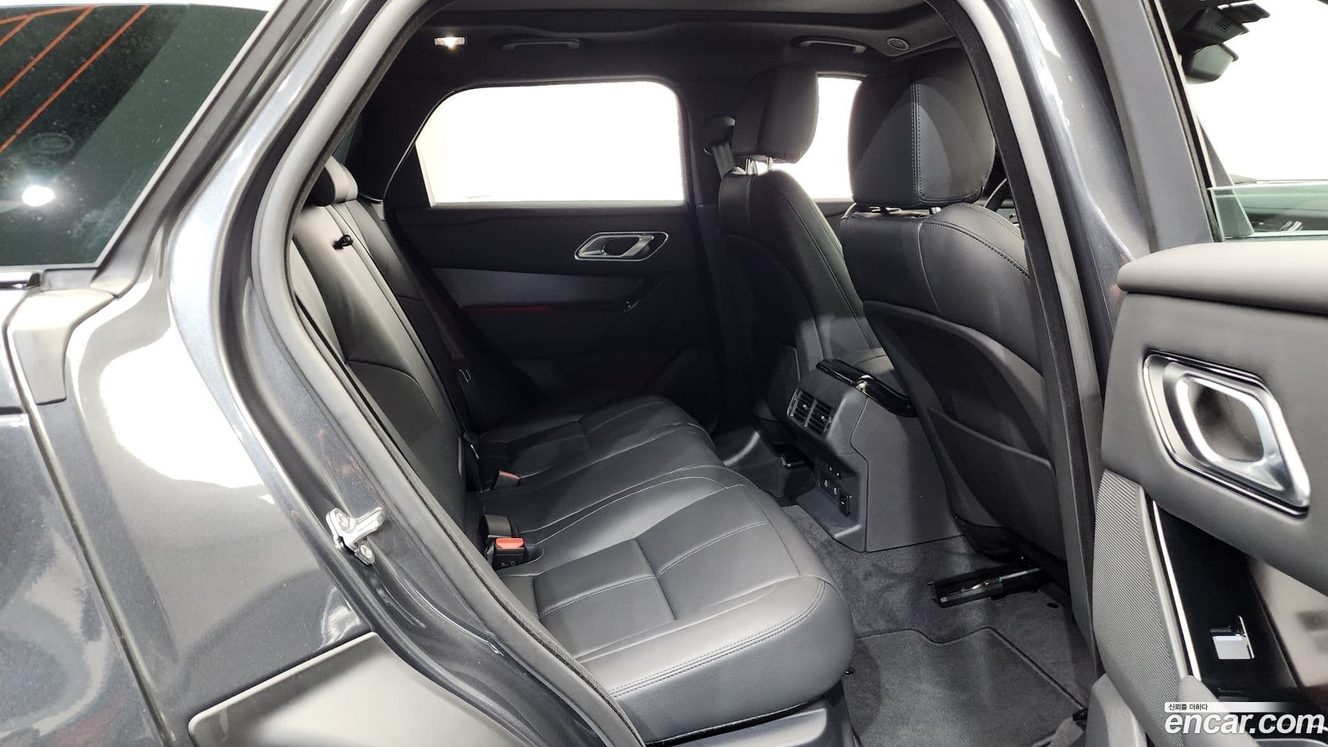Main__Slider__Photo:Range Rover Velar Land Rover 2025.7-10