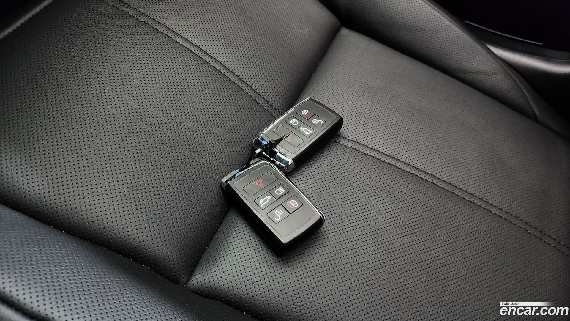 Main__Slider__Photo:Range Rover Velar Land Rover 2025.7-16